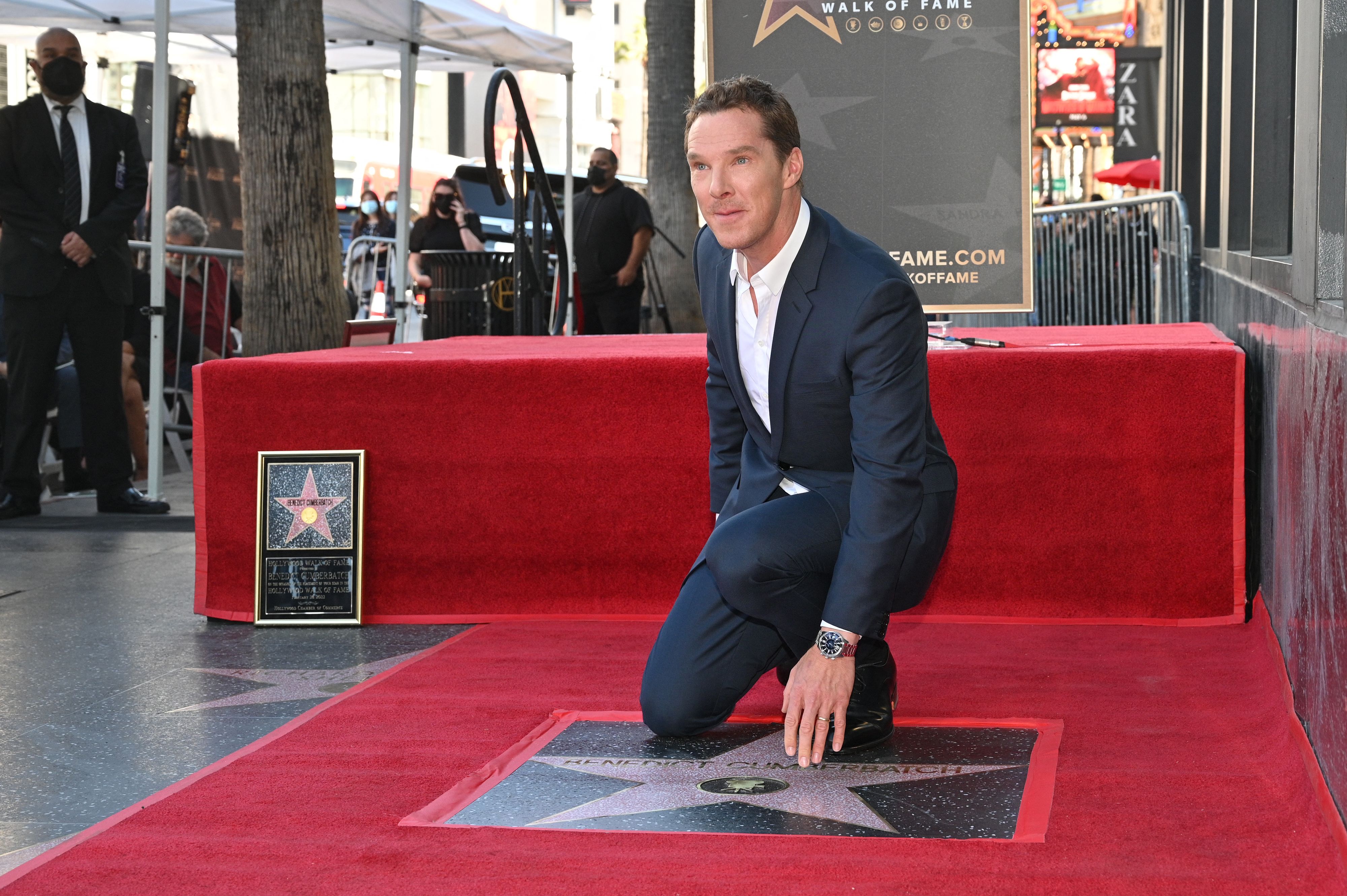 Aktor Inggris Benedict Cumberbatch berdiri di atas bintangnya di Hollywood Walk of Fame.