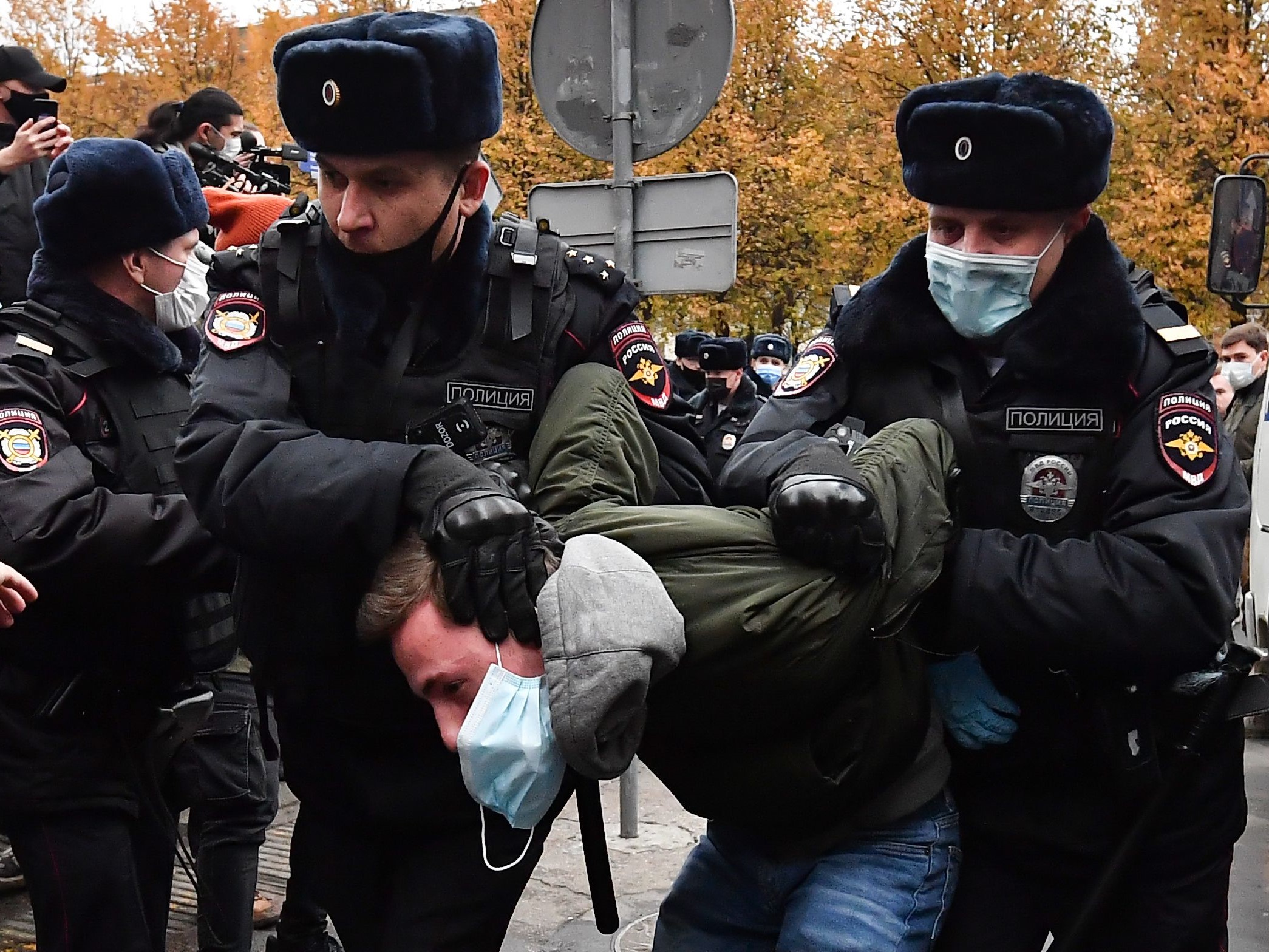 Polisi menahan seorang peserta demonstrasi yang menuntut penyelidikan kematian tokoh neo-nazi di pusat kota Moskow pada 4 November 2020. 