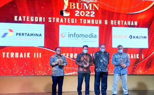 Dirut Pertamina Trans Kontinental  Nepos MT Pakpahan menerimakan penghargaan dalam BUMN Award 2022