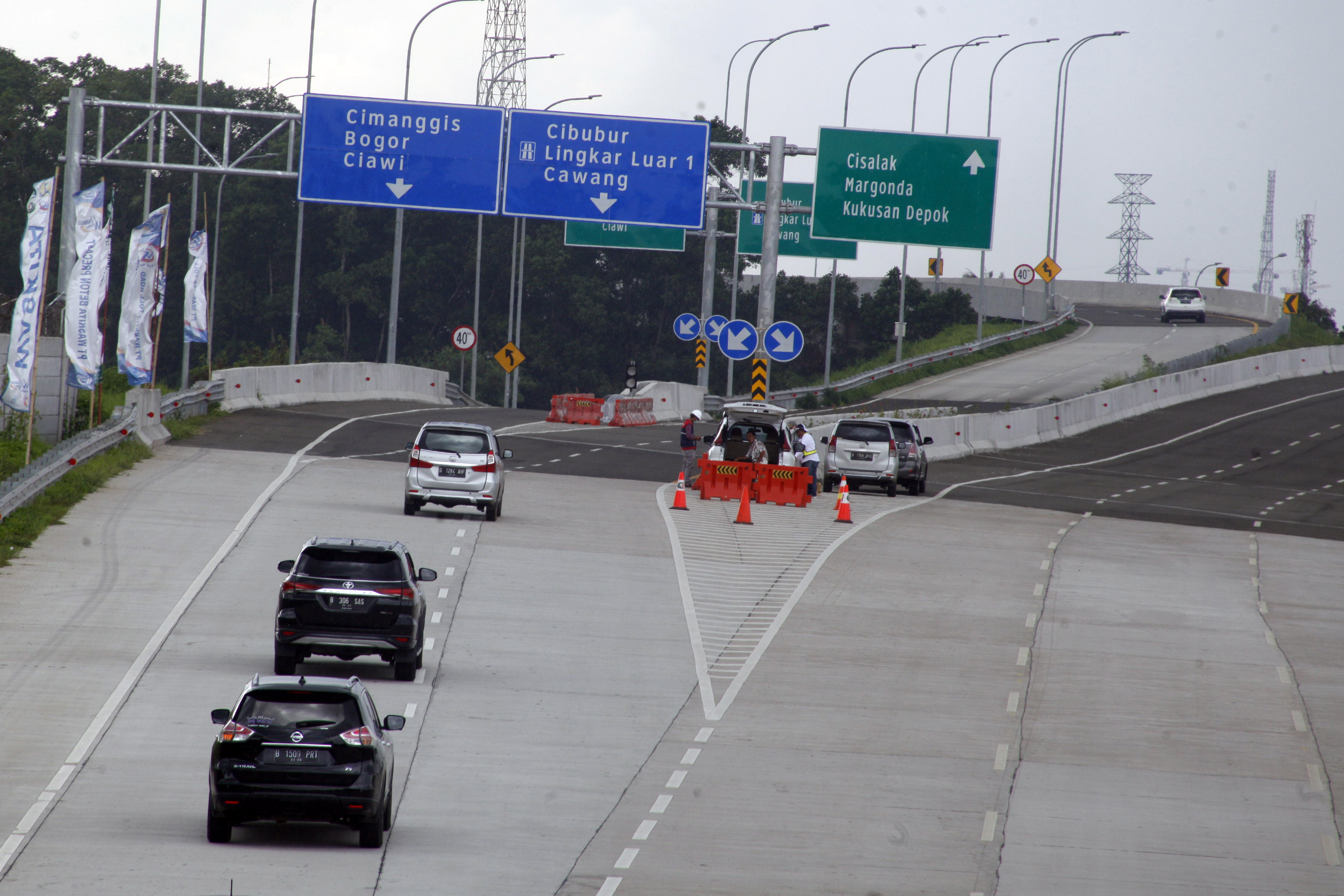 Sejumlah kendaraan roda empat melintas di ruas tol Cimanggis-Cibitung. Cluster La Palma Grande yang dibangun CSG hanya berjarak 500 meter.