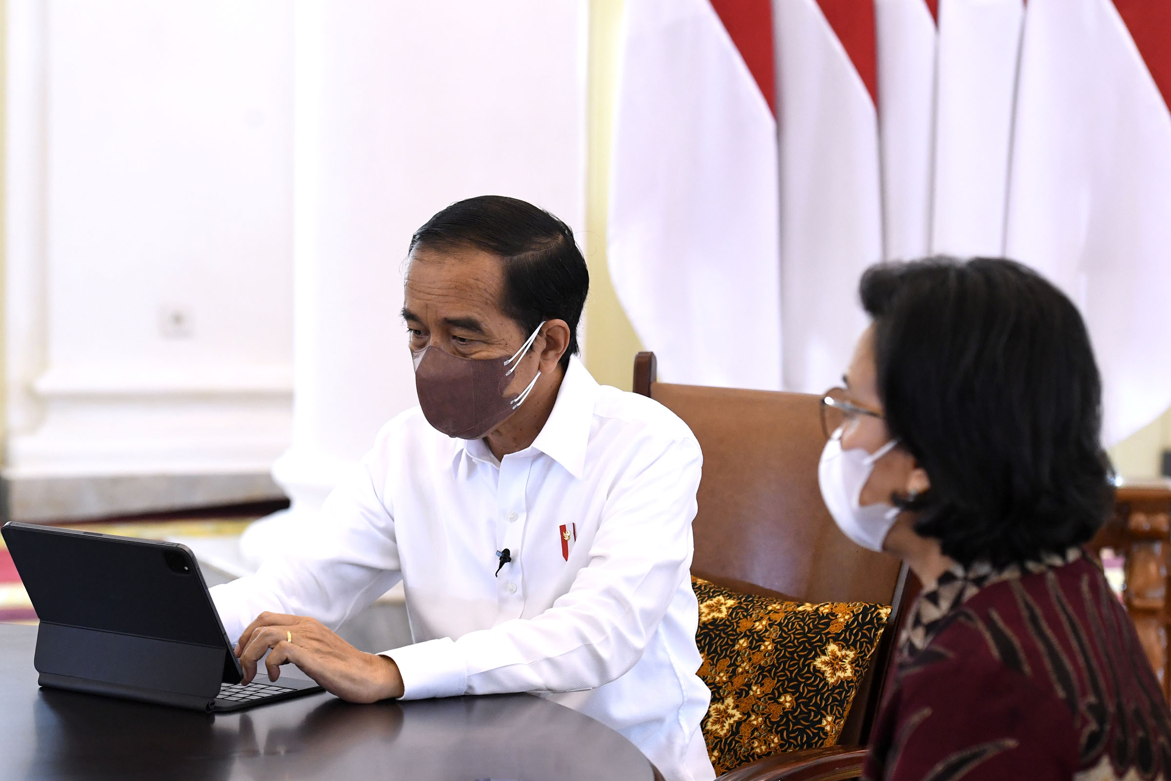 Presiden Jokowi didampingi Menkeu Sri Mulyani saat mengisi SPT Pajak tahunan di Istana Bogor.