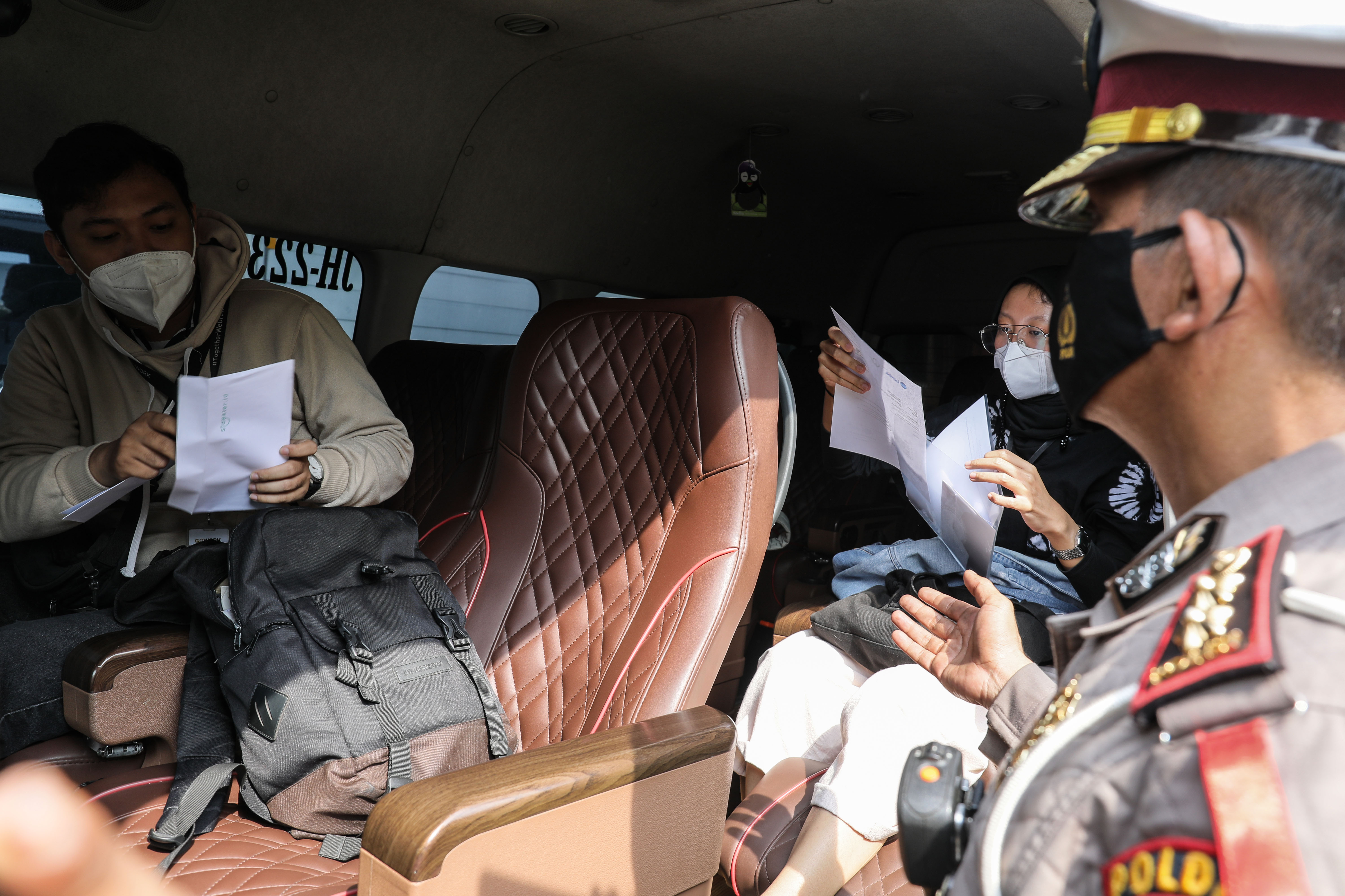 Ilustrasi pemeriksaan pemudik oleh petugas kepolisian