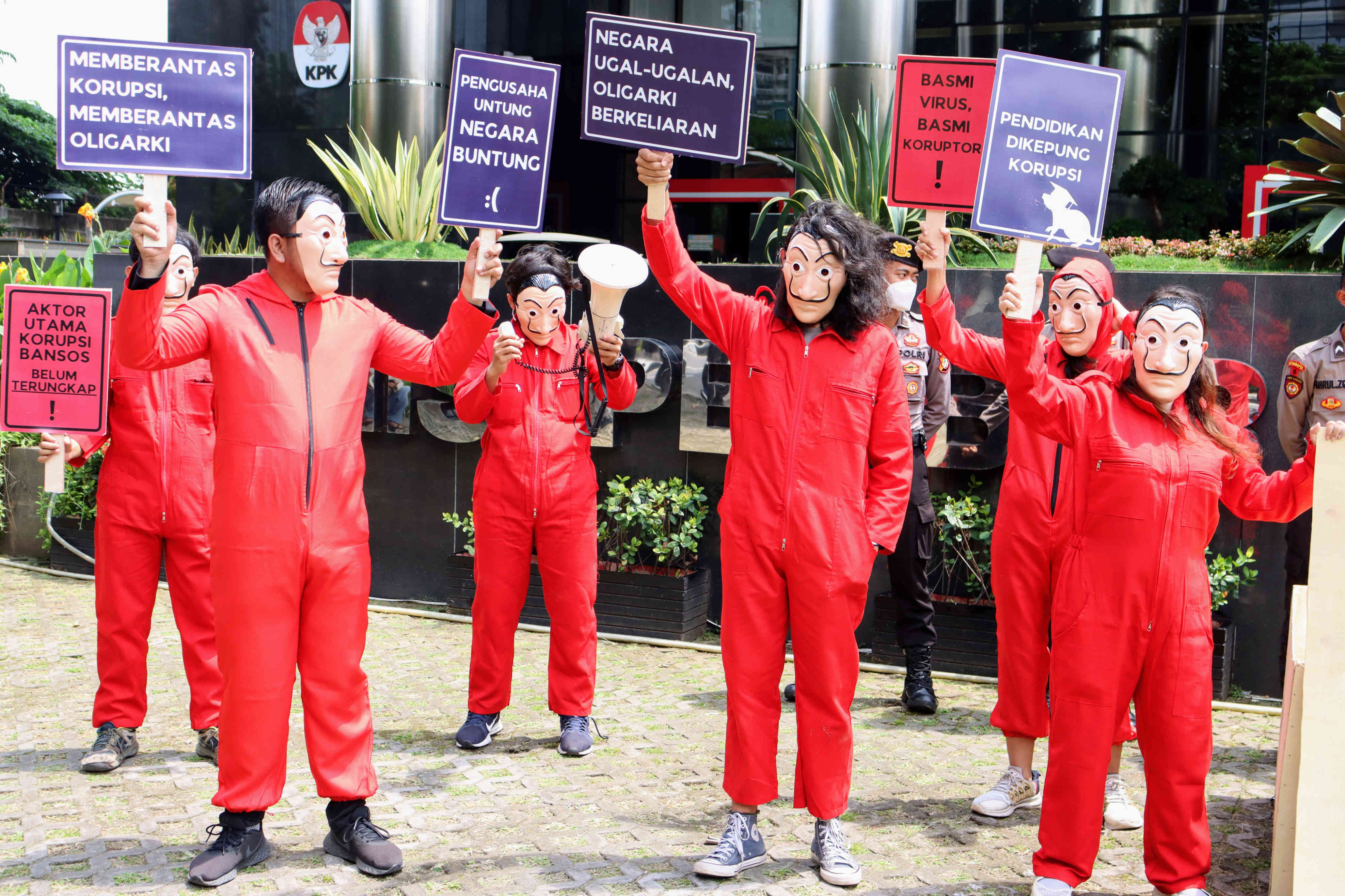  Para aktivis Anti korupsi melakukan aksi teatrikal di depan Gedung Merah Putih KPK, Jakarta.