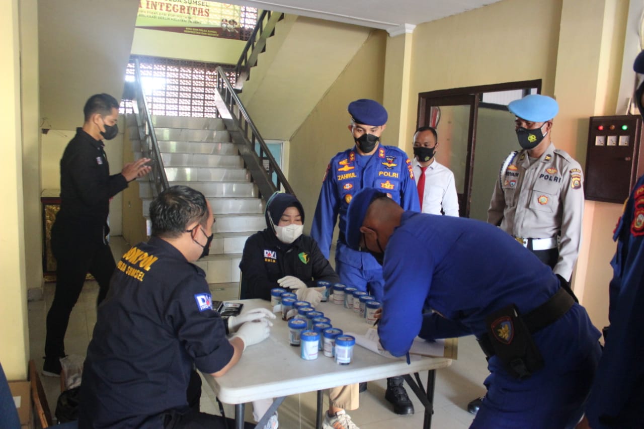Pelaksanaan tes urine di Ditpolairud Polda Sumsel, Palembang, Kamis (24/3).