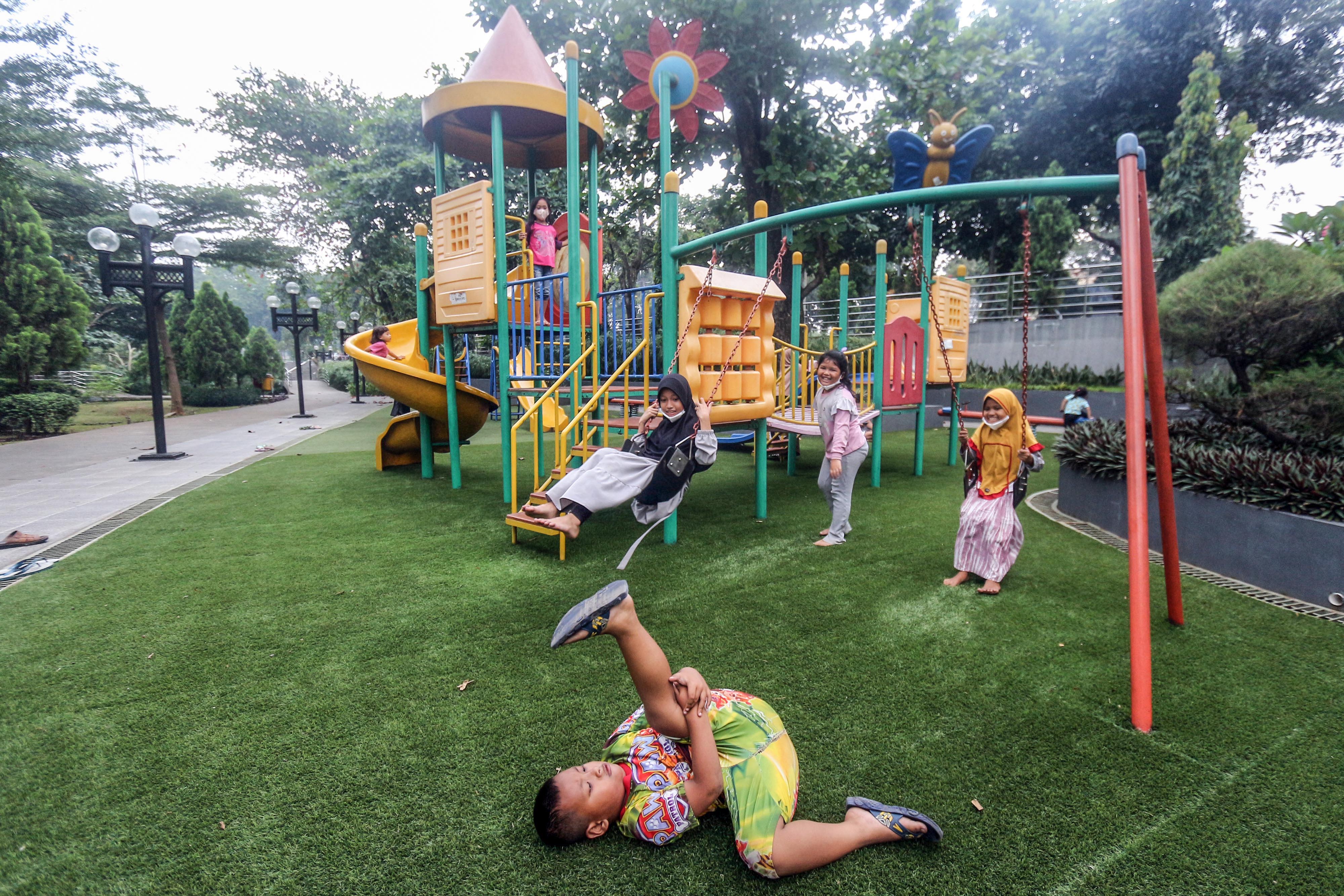 Sejumlah anak bermain di Taman Cibinong Situ Plaza, Cibinong, Kabupaten Bogor, Jawa Barat.