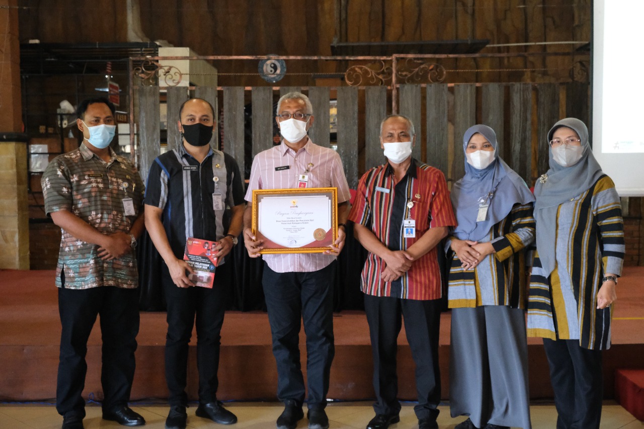 Dinas Kependudukan dan Catatan Sipil Klaten menerima penghargaan dari Kementerian PAN-RB