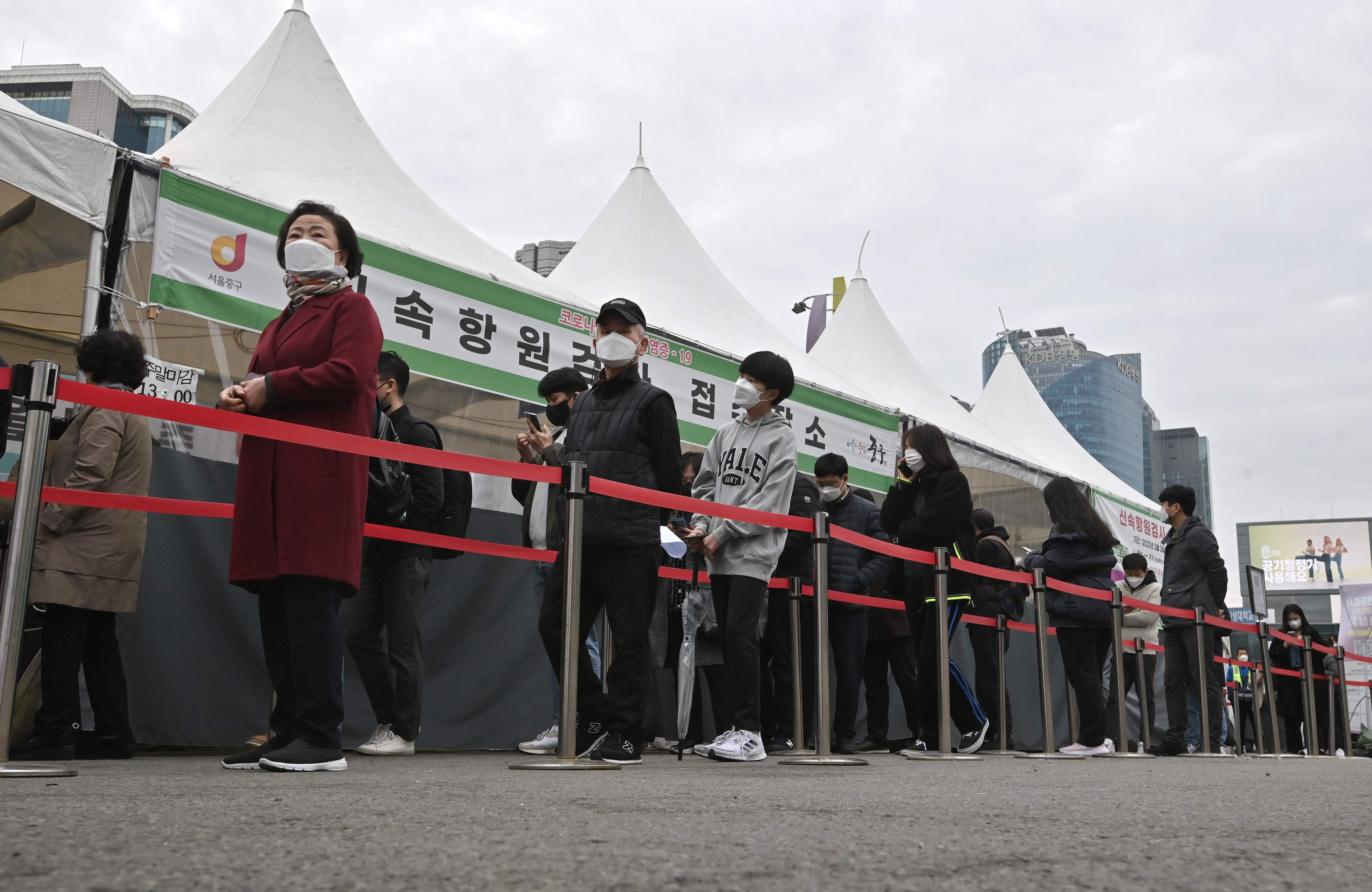 Warga Korea Selatan mengantre untuk melakukan tes covid-19