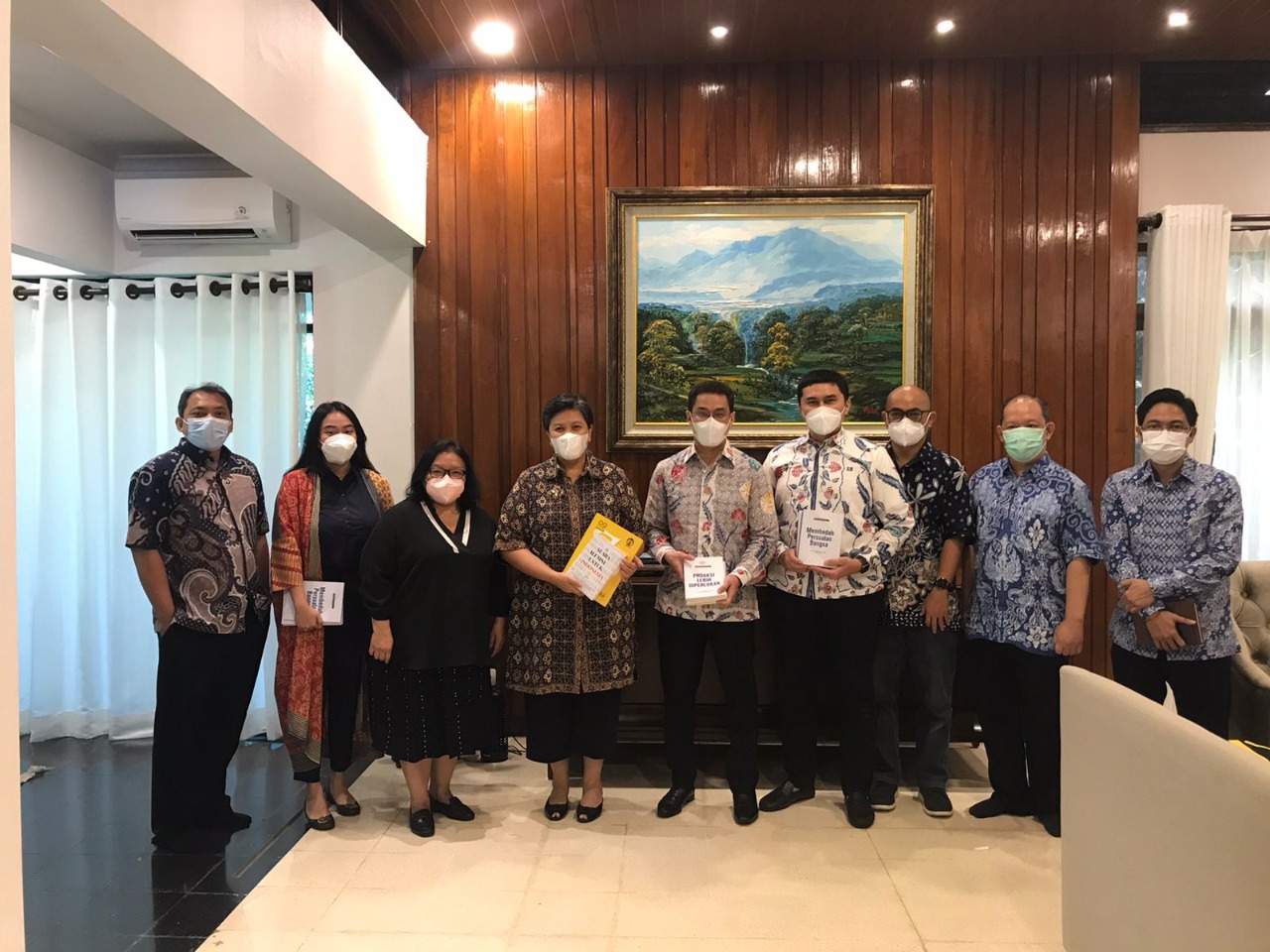 Sebagian pengurus Iluni UI berpose bersama Wakil Ketua MPR RI Lestari Moerdijat di Jakarta, kemarin.