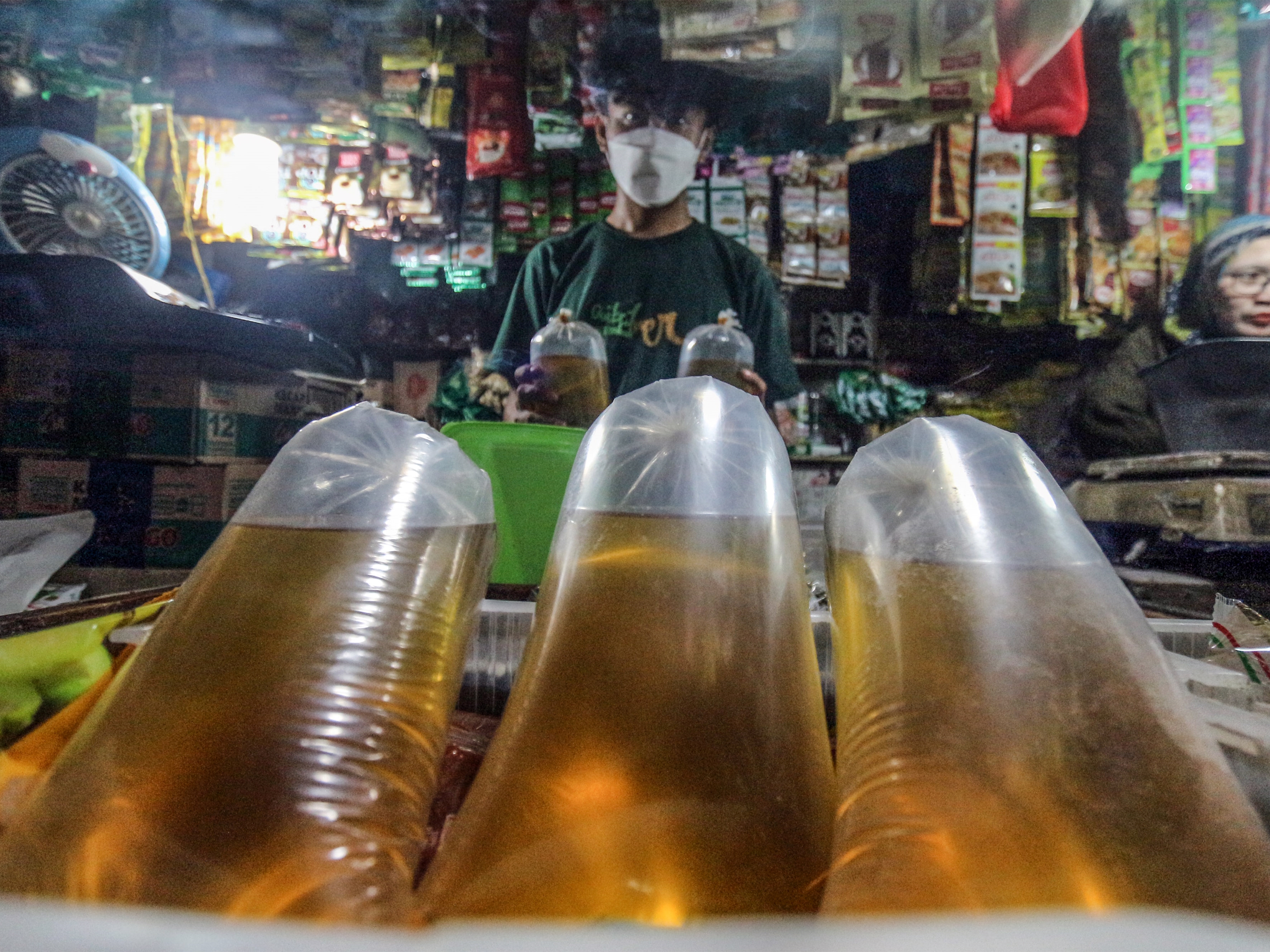 Pedagang menata minyak goreng curah yang dijual di Pasar Cibinong, Kabupaten Bogor, Jawa Barat, Rabu (16/3/2022).