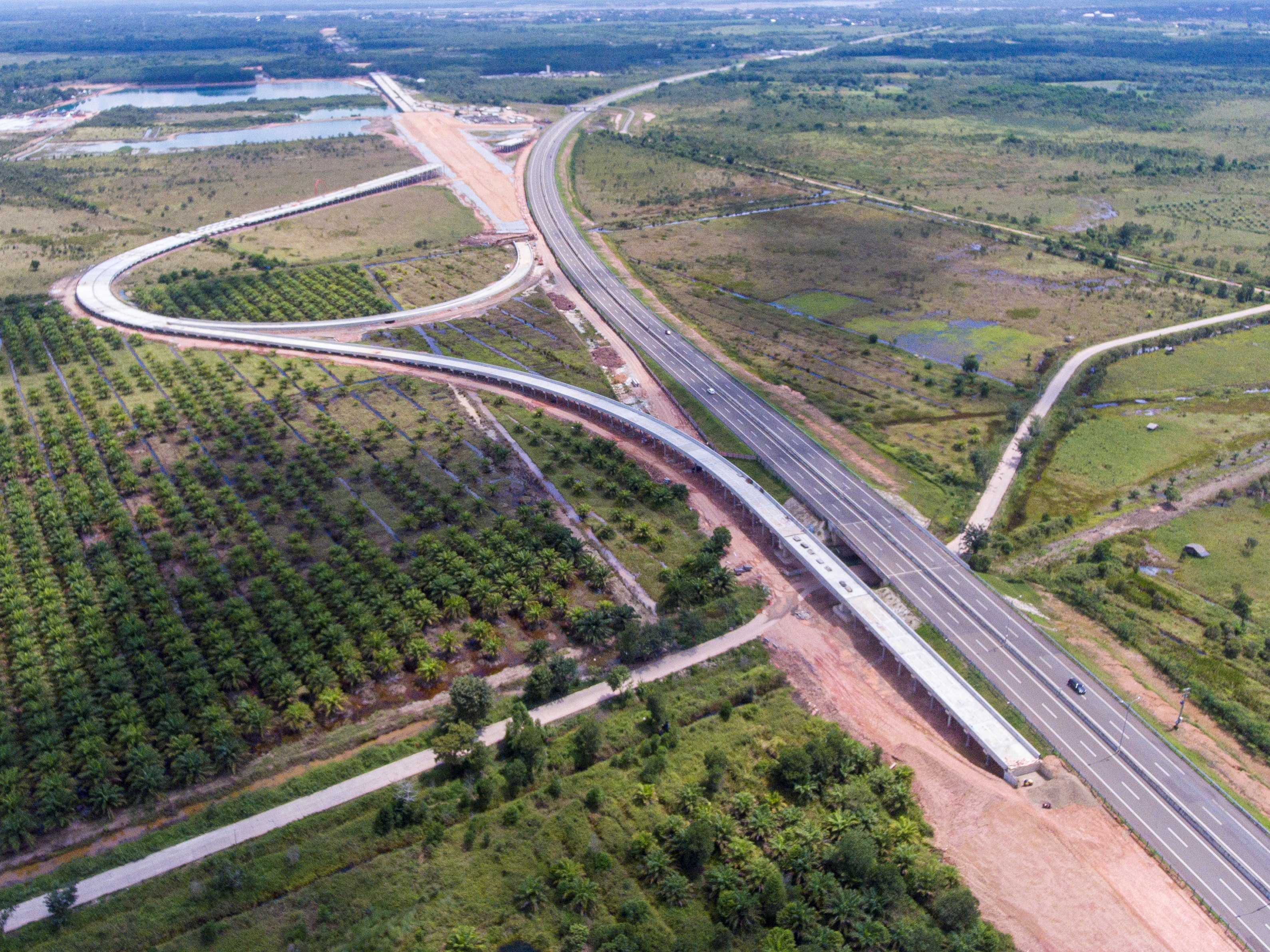 Pembangunan jalan tol Trans Sumatra ruas Palembang-Bengkulu Seksi Indralaya-Prabumulih di Indralaya, Ogan Ilir, Sumsel, Kamis (18/3/2021). 