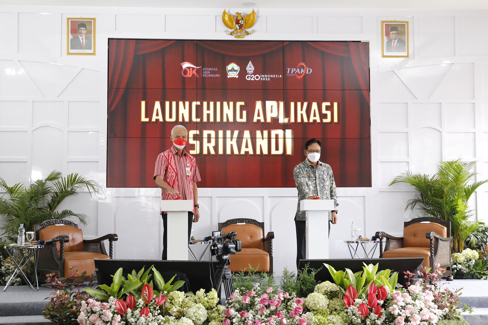 Gubernur Jawa Tengah Ganjar Pranowo (batik merah) meluncurkan aplikasi Srikandi bagi pembiyaan untuk warga Jateng, Selasa (22/3)