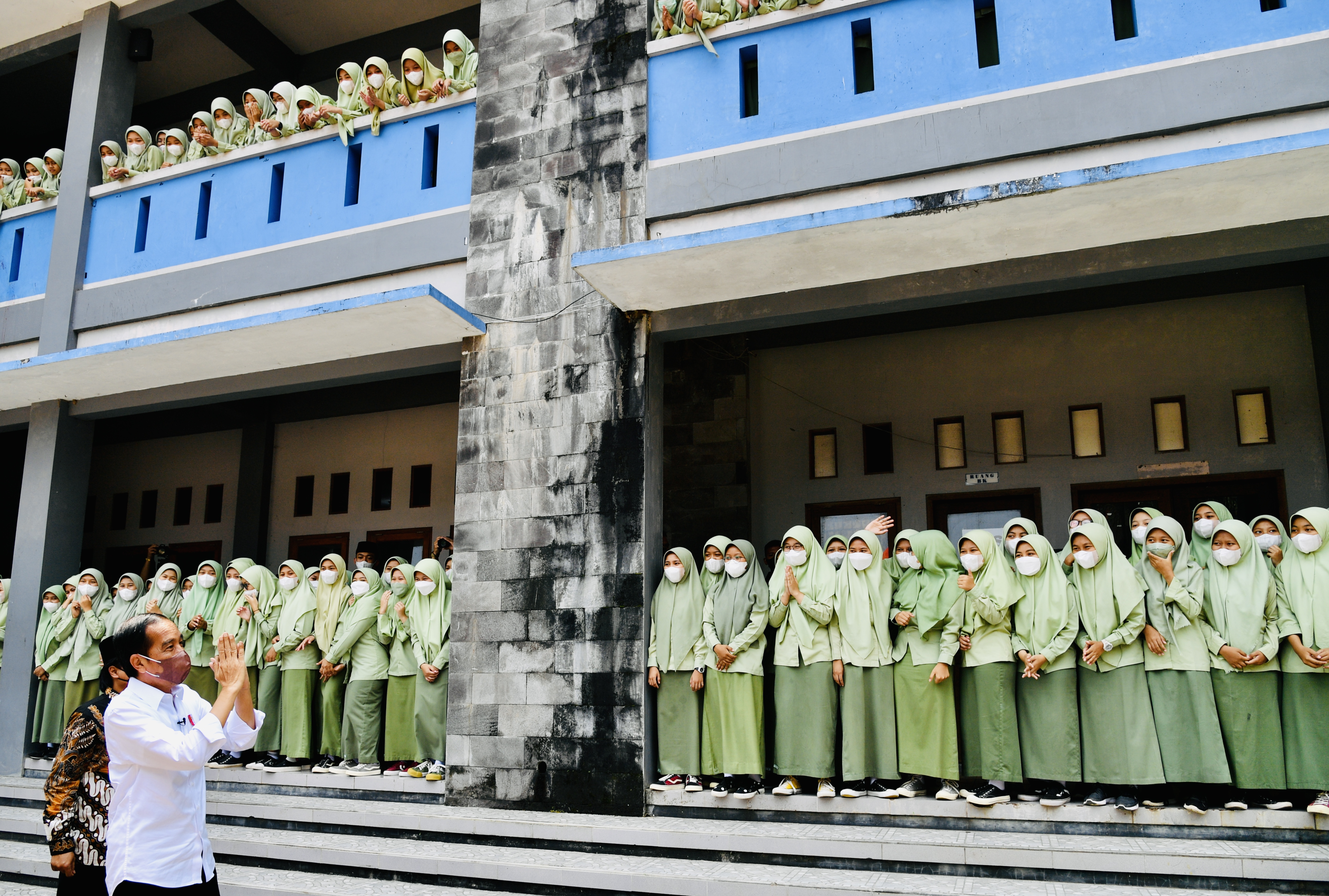 Presiden Jokowi meninjau kegiatan di Pondok Pesantren API Asri Syubbanul Wathon di Magelang.
