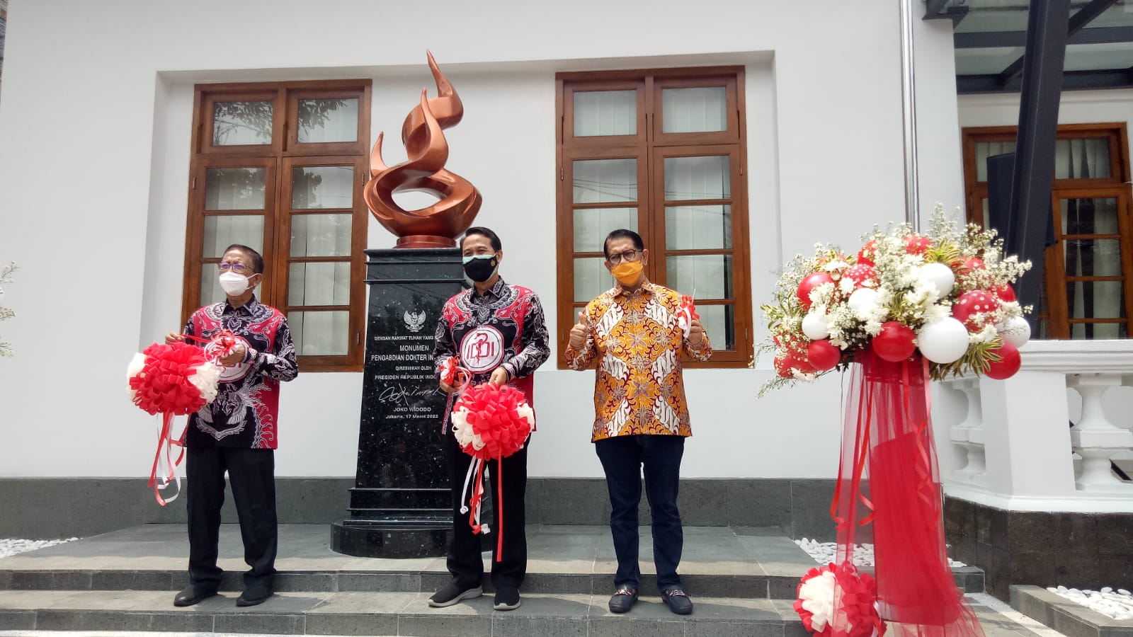 Ketua Umum Pengurus Besar IDI Daeng Mohammad Faqih (tengah) meresmikan Monumen Pengabdian Dokter Indonesia di halaman Kantor IDI Jakarta.