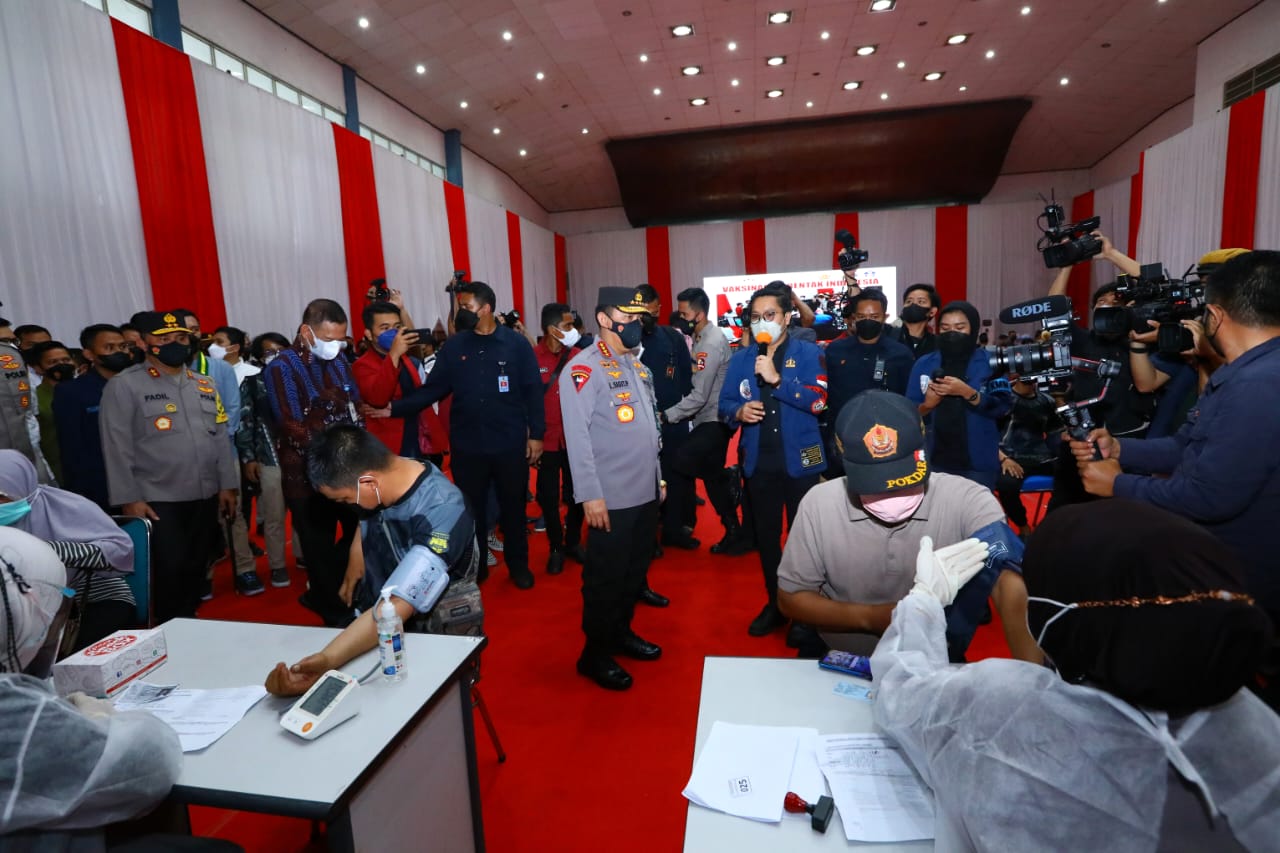 Kapolri Jenderal Listyo Sigit Prabowo meninjau secara langsung kegiatan akselerasi vaksinasi di Gelanggang Olahraga Universitas Trisakti.