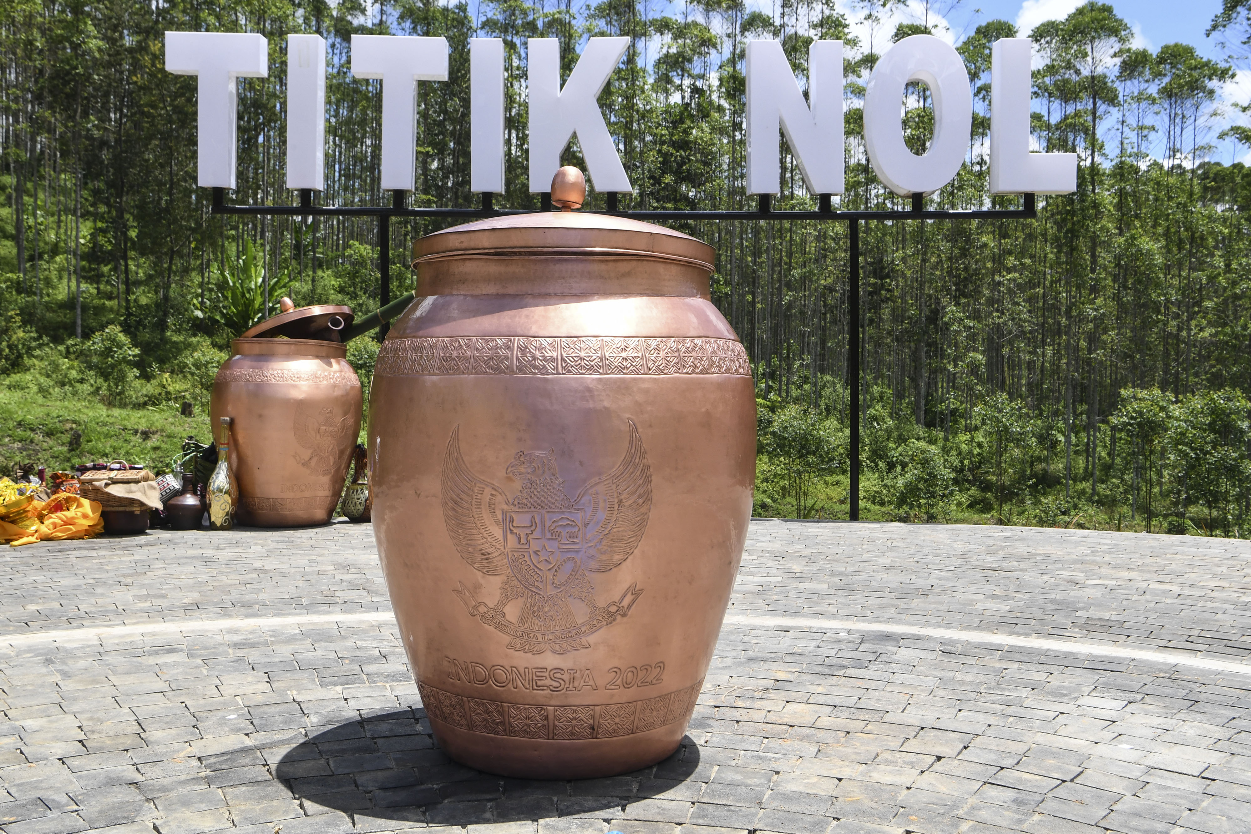  Presiden Joko Widodo menggelar seremoni ritual Kendi Nusantara di titik nol IKN Nusantara.