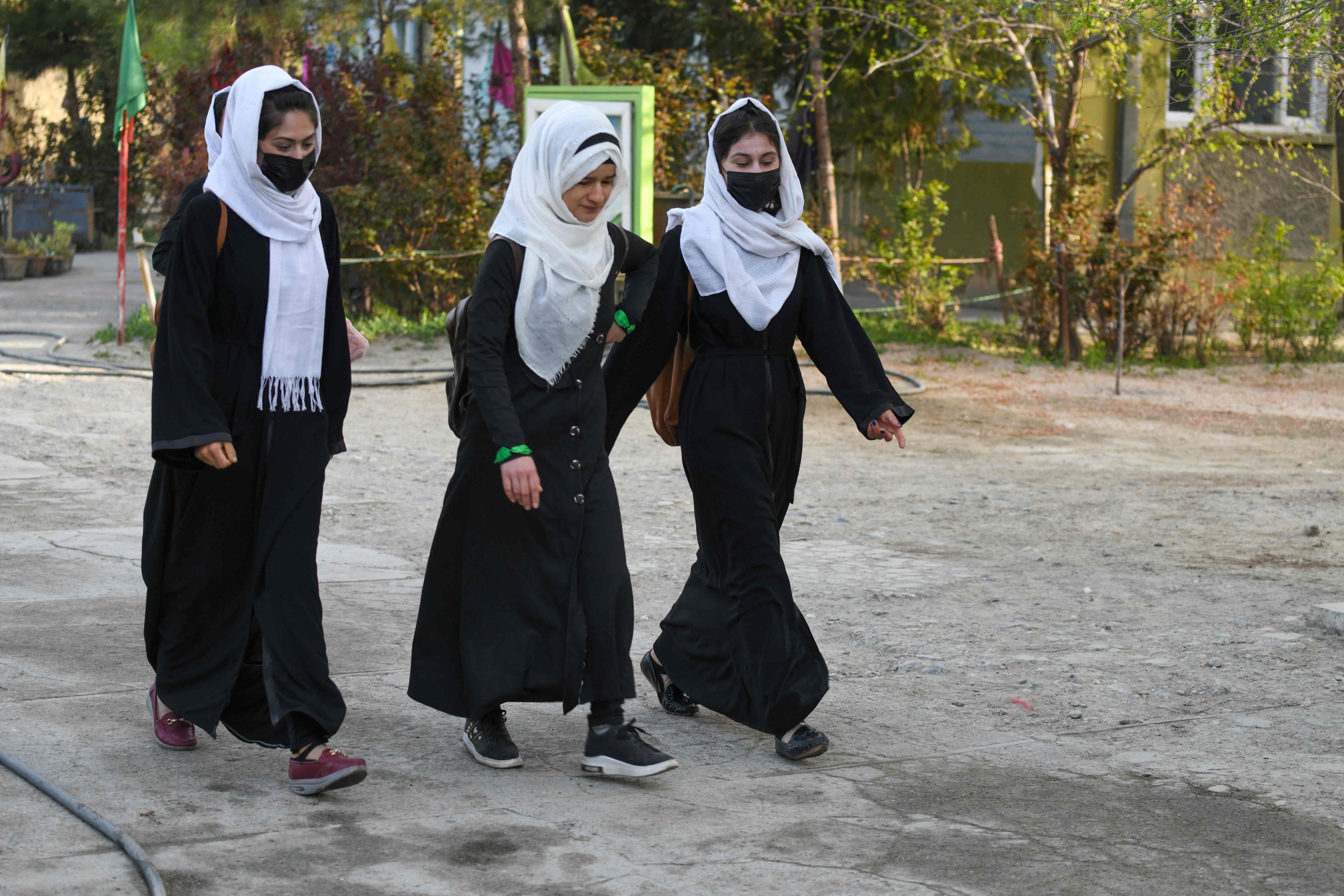 Anak perempuan di Afghanistan meninggalkan sekolah usai pemerintahan yang dikuasai Taliban batal mengizinkan mereka bersekolah.