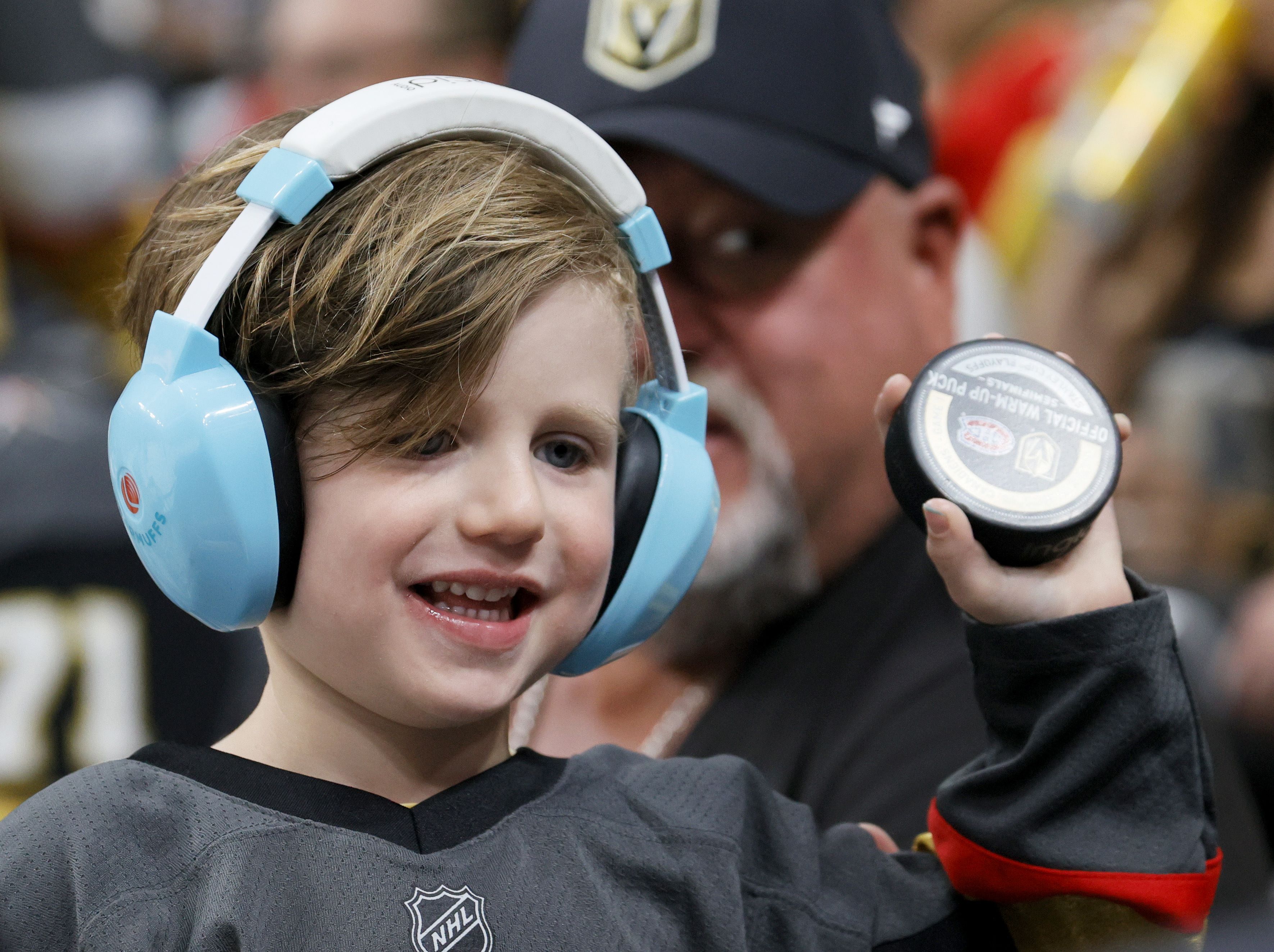 Seorang anak mendengarkan musik melalui headphone.