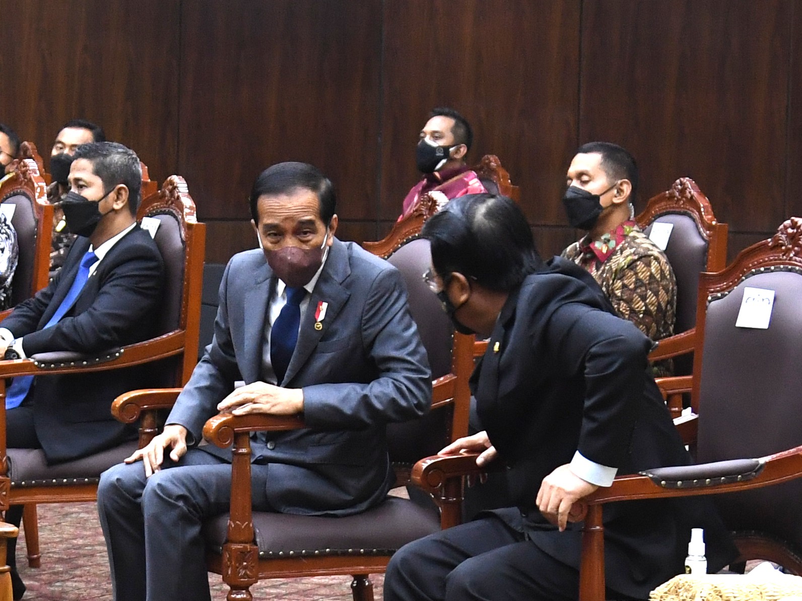 Presiden Jokowi saat menghadiri sidang pleno khusus penyampaian laporan Mahkamah Konstitusi.