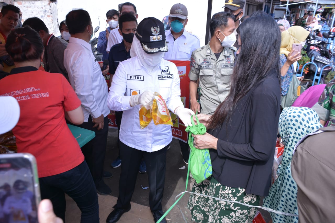 Wakil Wali Kota Palembang Fitrianti Agustinda (tengah) saat meninjau operasi pasar minyak goreng di Kecamatan Gandus, Kamis (3/3).