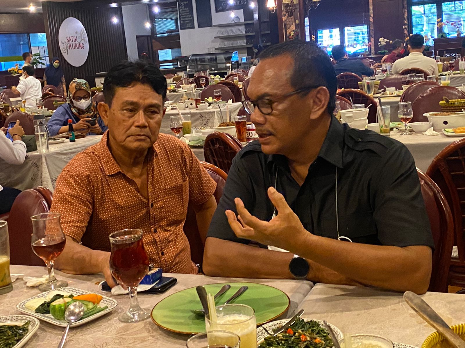 Calon Ketua Umum KONI DKI Jakarta Hidayat Humaid bersama Keua Perserosi DKI Jakarta Muhammad 