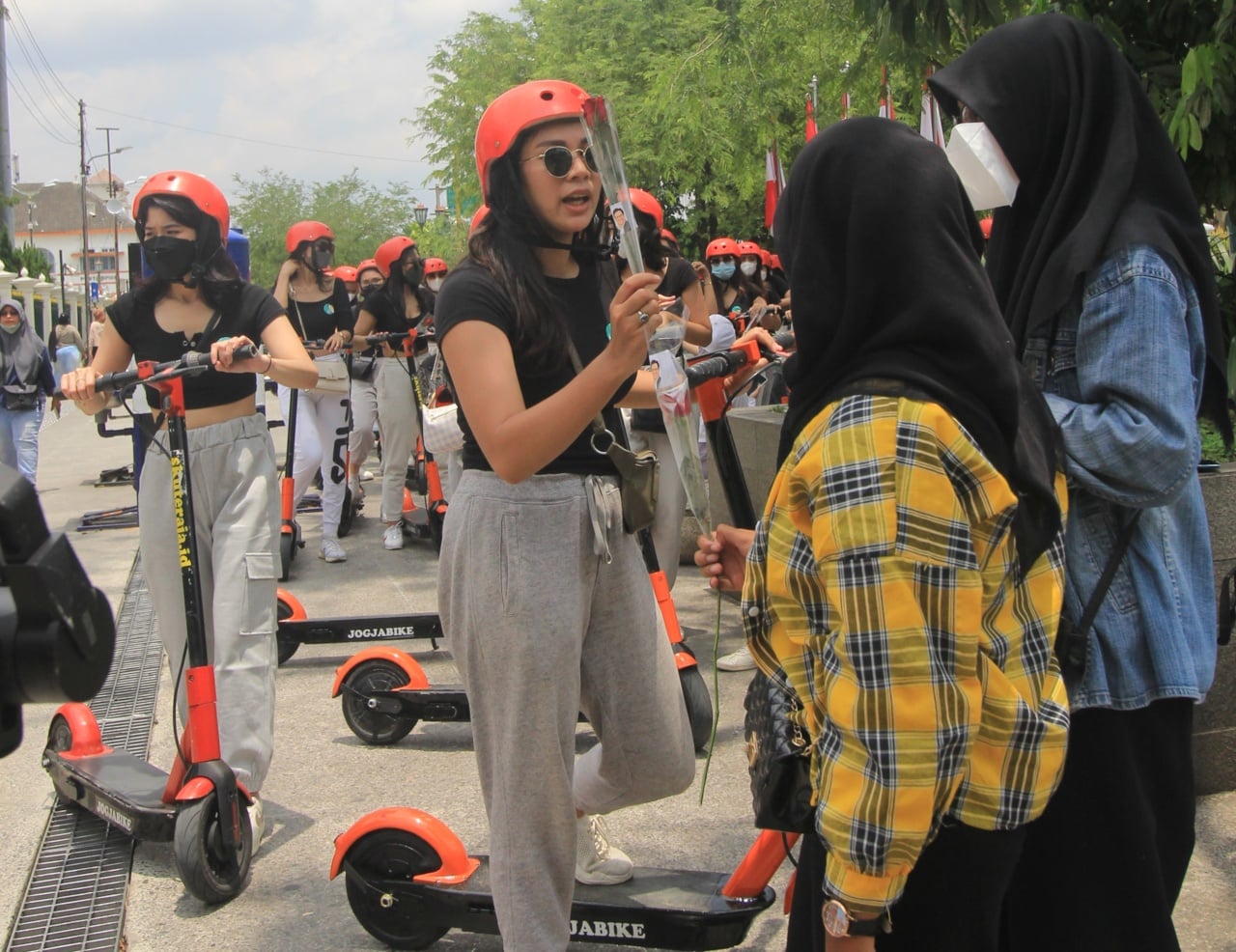 Bestie-nya Gus Muhaimin (Muhaimin Iskandar) membagikan bunga kepada pengunjung Malioboro, DIY kampanye simpatik, Minggu (13/3)