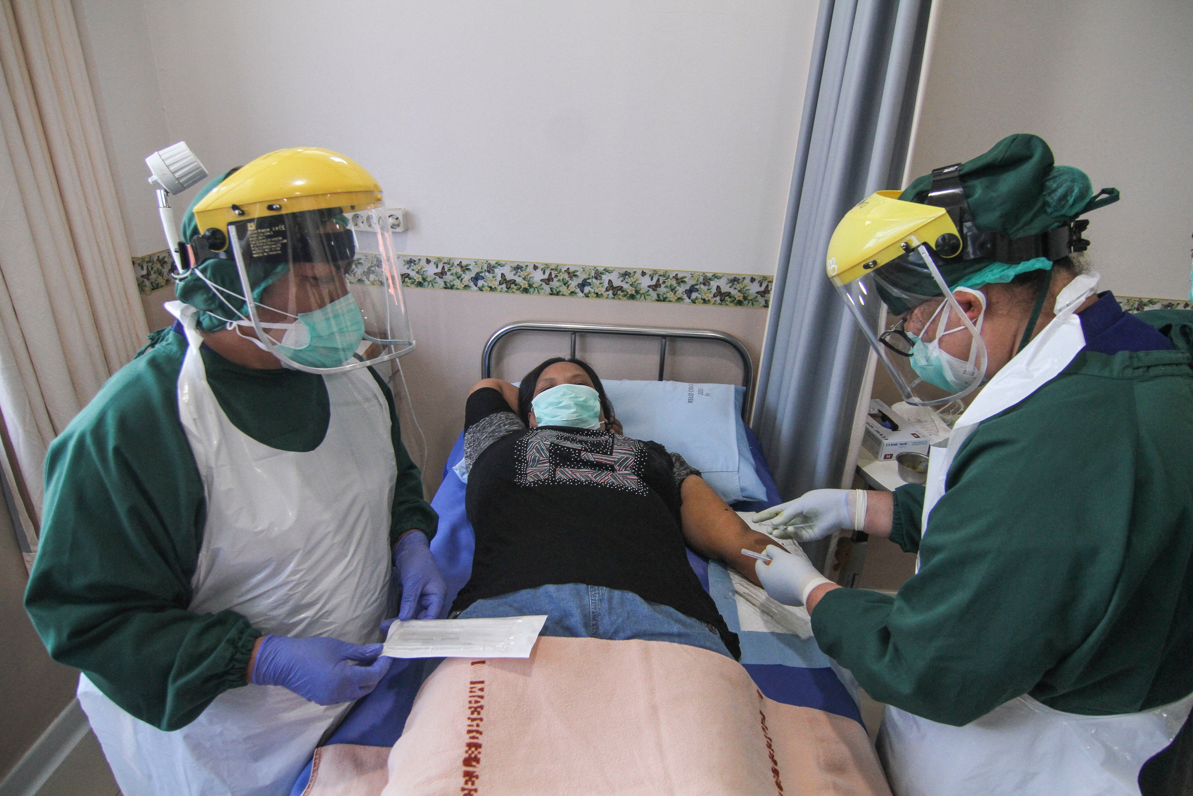 Ilustrasi: Tenaga Kesehatan memasang KB jenis implan pada warga akseptor