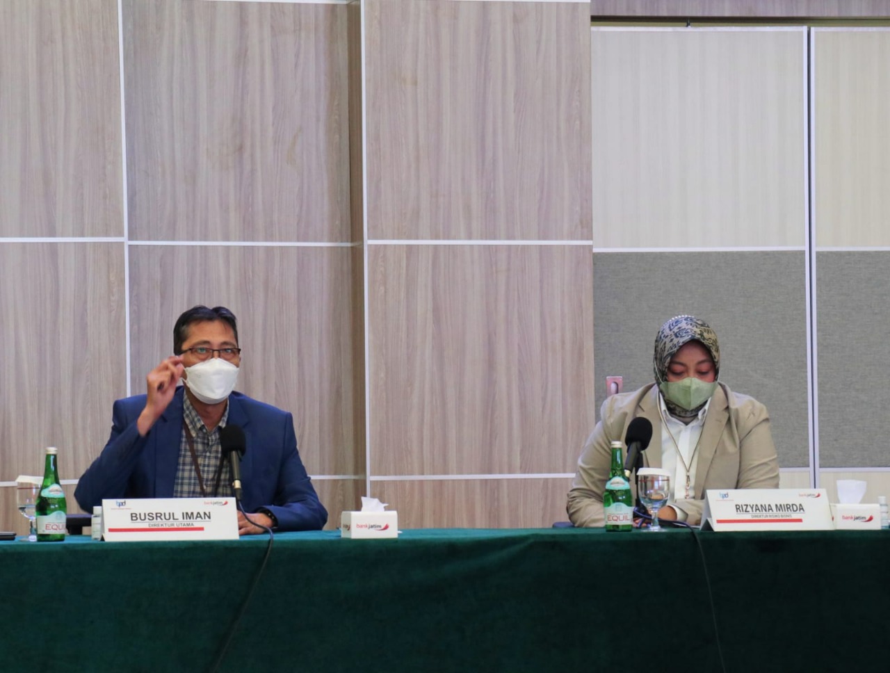 Direktur Utama Bank Jatim Busrul Iman (kiri).