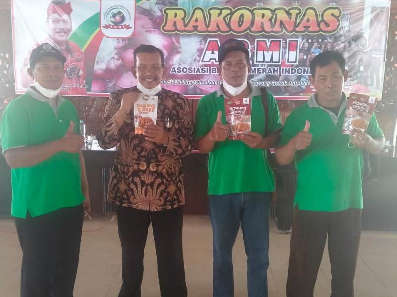 Ketua KTNA Sragen Suratno ( dua dari kanan ) bersama tiga anggotanya