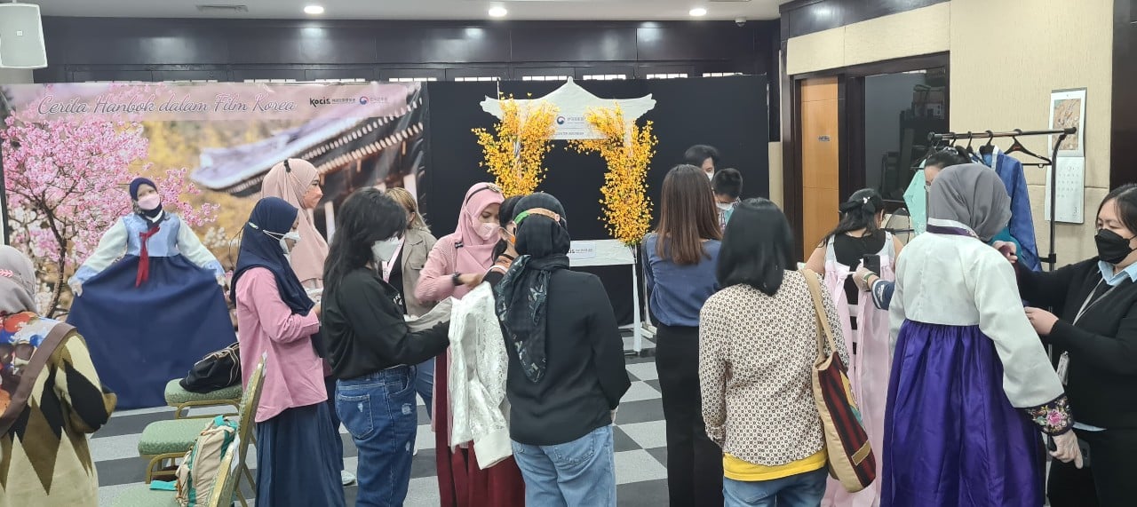 Pengunjung mencoba hanbok dalam acara Cerita Hanbok dalam Film Korea yang digelar KCCI.