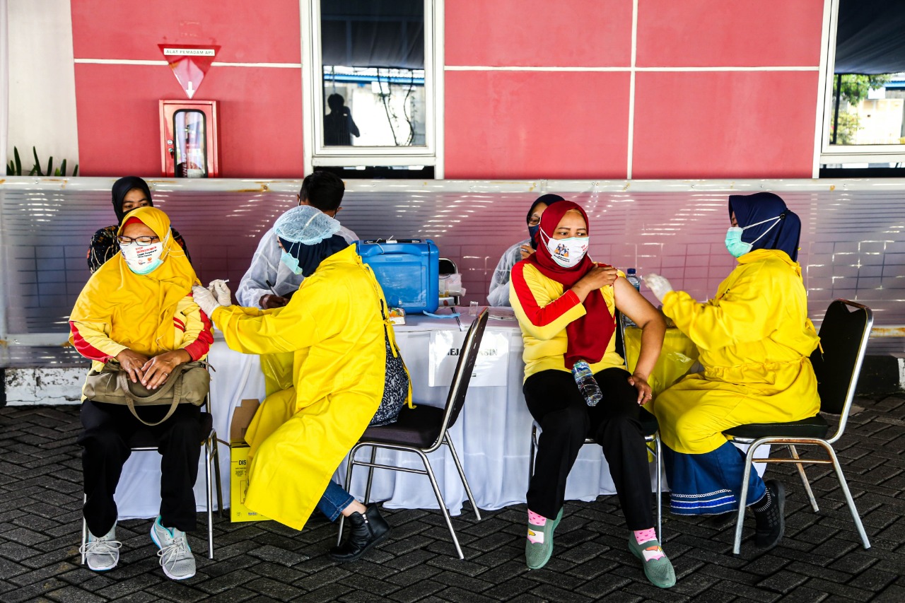 Sebanyak 1.000 karyawan dan peritel tradisional anggota Sampoerna Retail Community (SRC) mengikuti kegiatan vaksinasi booster. 