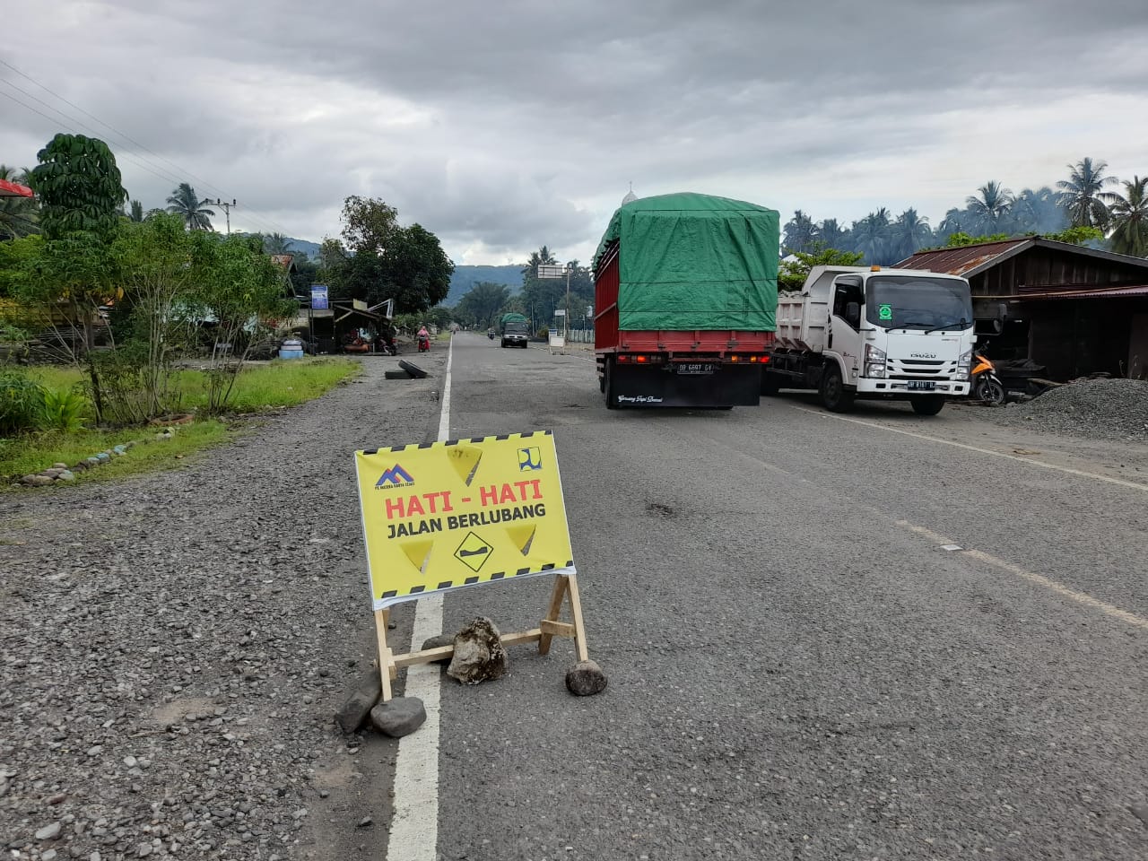 Ratusan lubang tersedia di jalan menghubungkan lima provinsi di Pulau Sulawesi, yakni Sulawesi Utara, Gorontalo, Palu, Makassar dan Sulawesi