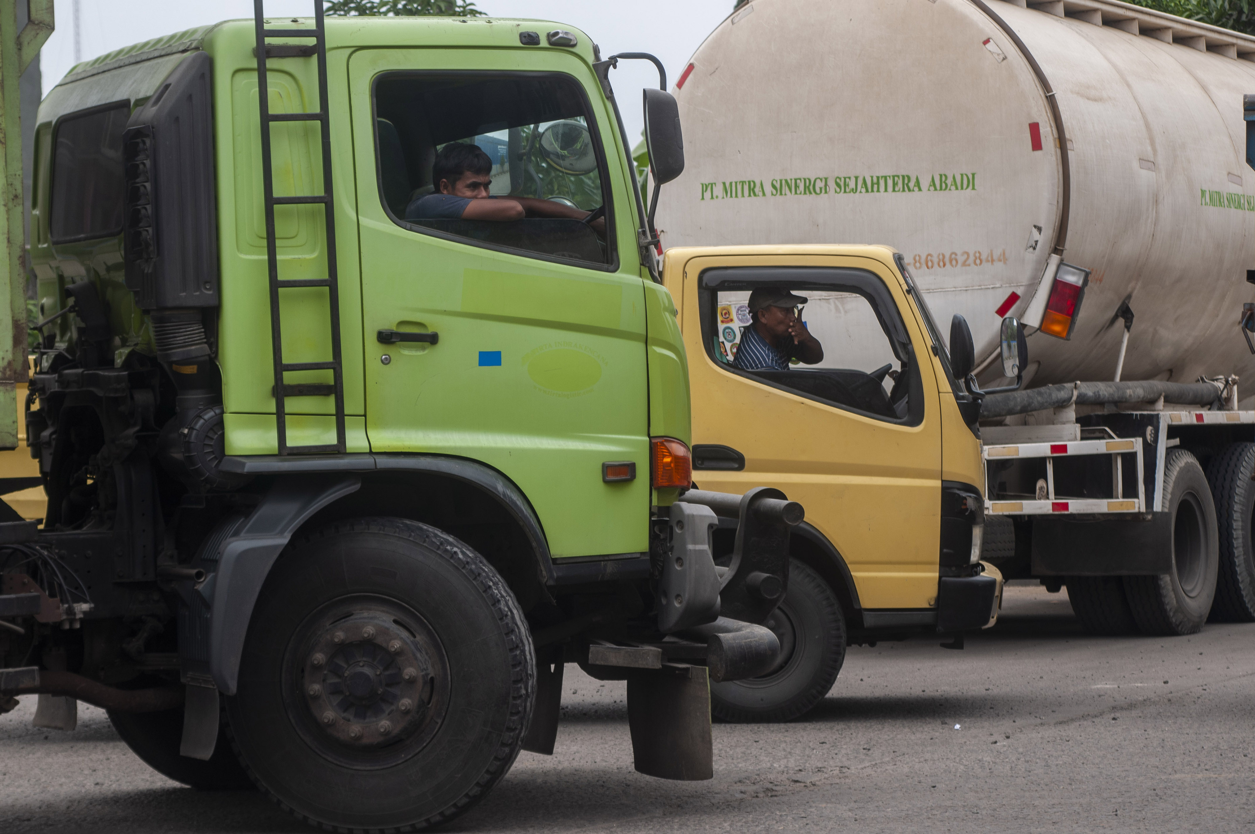 Supir truk antre saat membeli bahan bakar solar besubsidi di salah satu SPBU di Lebak, Banten, Selasa (29/3/2022).