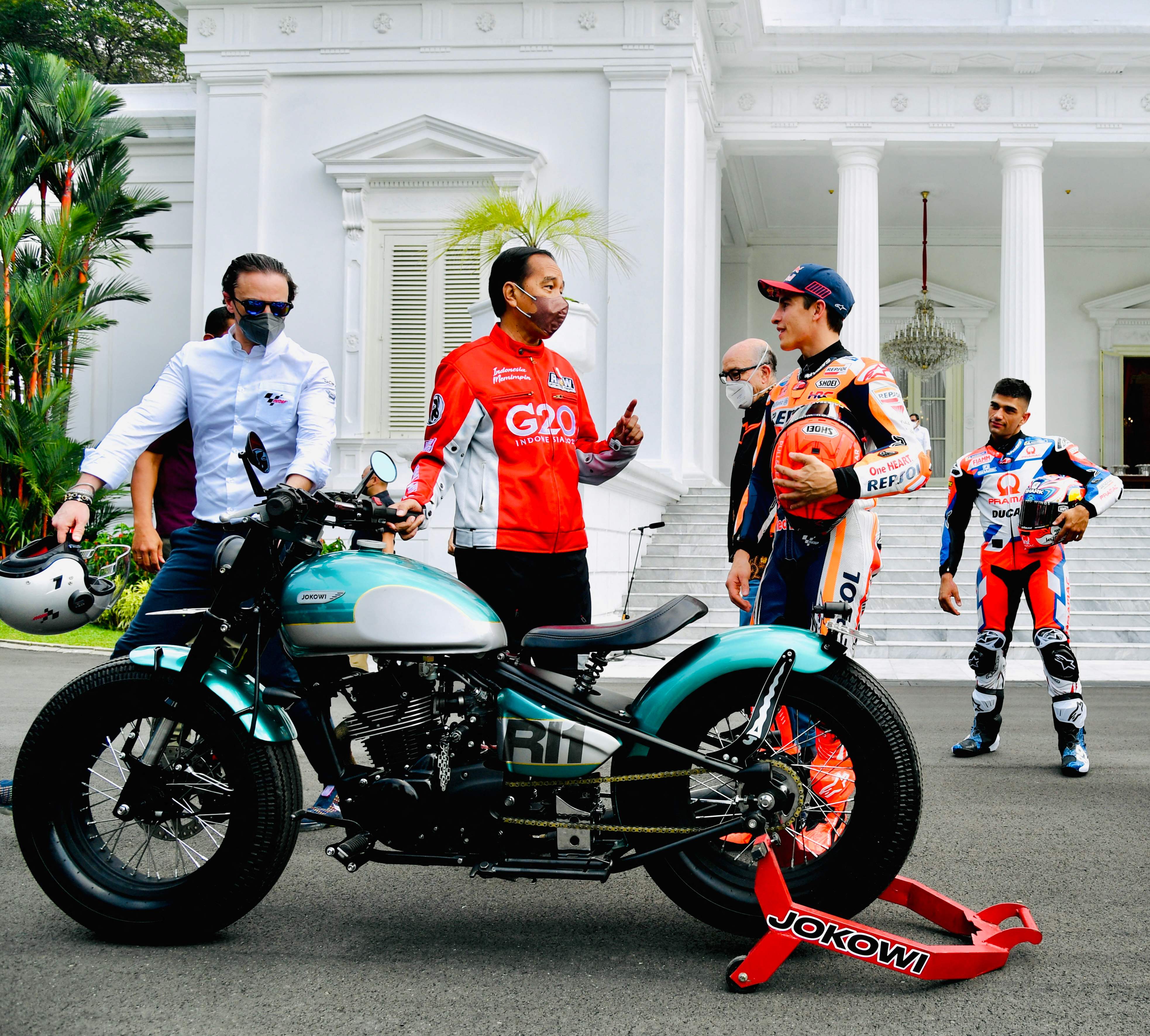 Presiden joko Widodo berbincang dengan pembalap MotoGp Marc Marquez di Istana Negara, 16 Maret lalu.