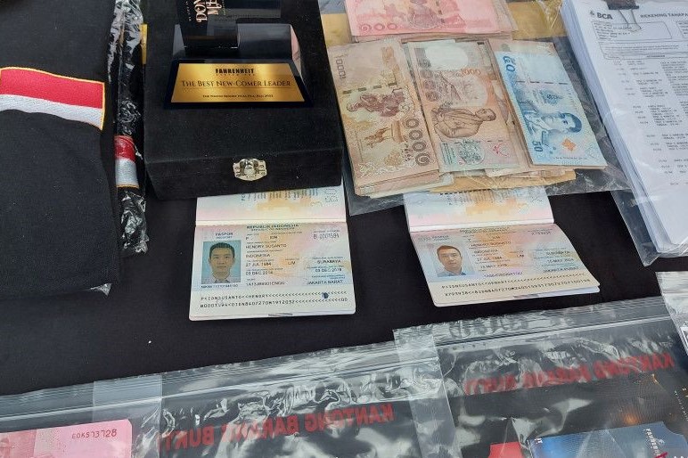 Polda Metro Jaya perlihatkan barang bukti yang disita dalam pengungkapan investasi bodong bermodus robot trading Fahrenheit.