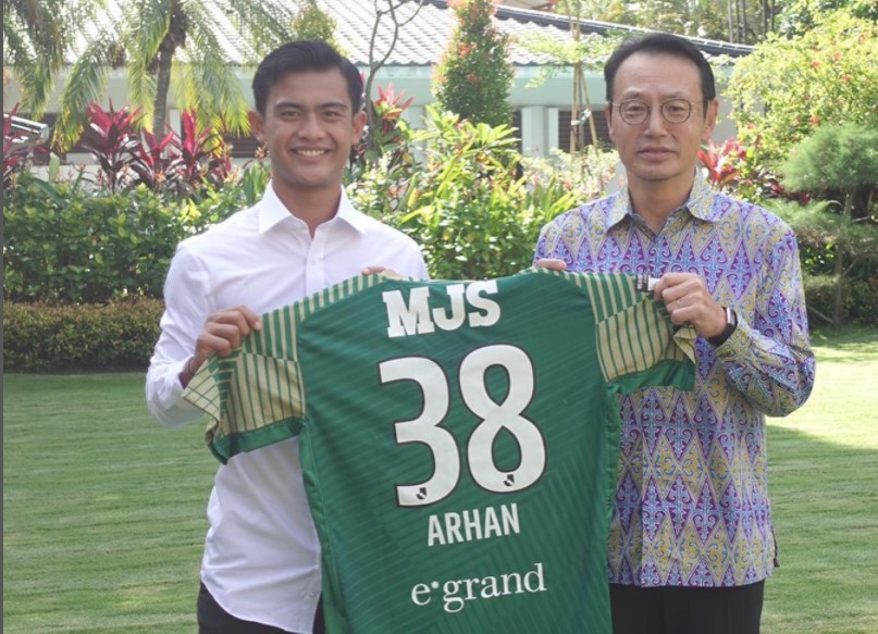 Pratama Arhan (kiri) berpose dengan Duta Besar Jepang untuk Indonesia Kanasugi Kenji.