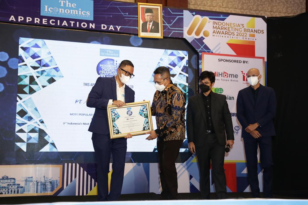 Pemberian penghargaan dalam acara 3rd Indonesia's Most Popular Digital Financial Brands Award 2022 