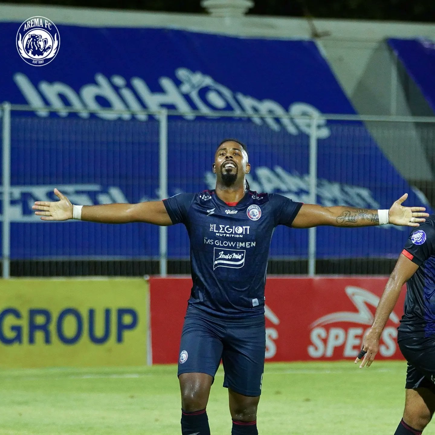 Carlos Fotres merayakan gol ke gawang Barito Putera