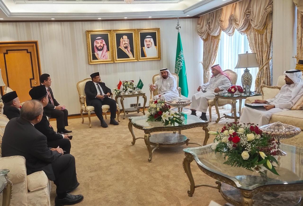 Menteri Agama Yaqut Cholil Qoumas bertemu Menteri Haji dan Umrah Arab Saudi Tawfiq F. Al-Rabiah di Jeddah, Arab Saudi, Minggu (20/3/2021).