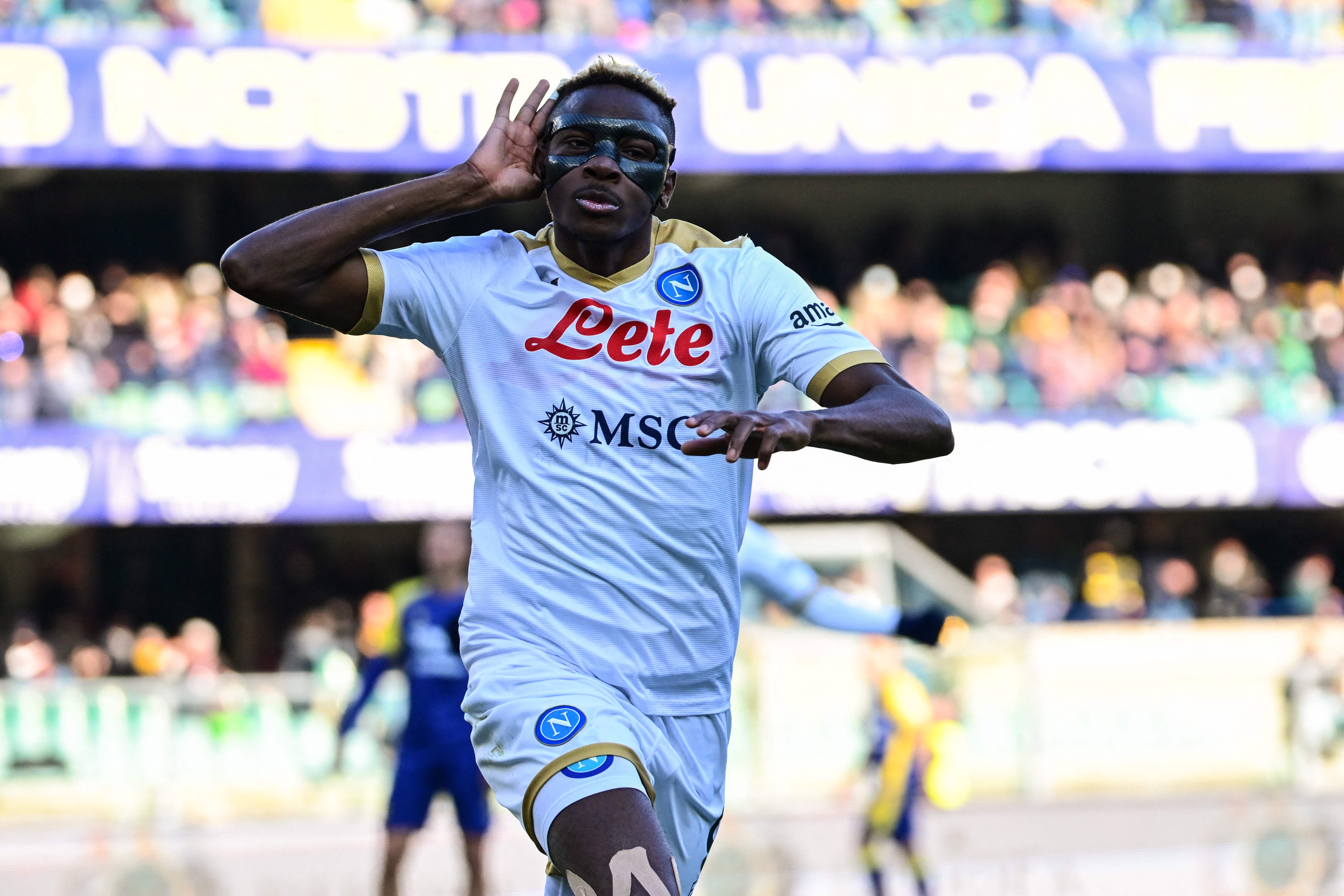 Penyerang Napoli Victor Osimhen melakukan selebrasi usai mencetak gol ke gawang Verona di laga Serie A.