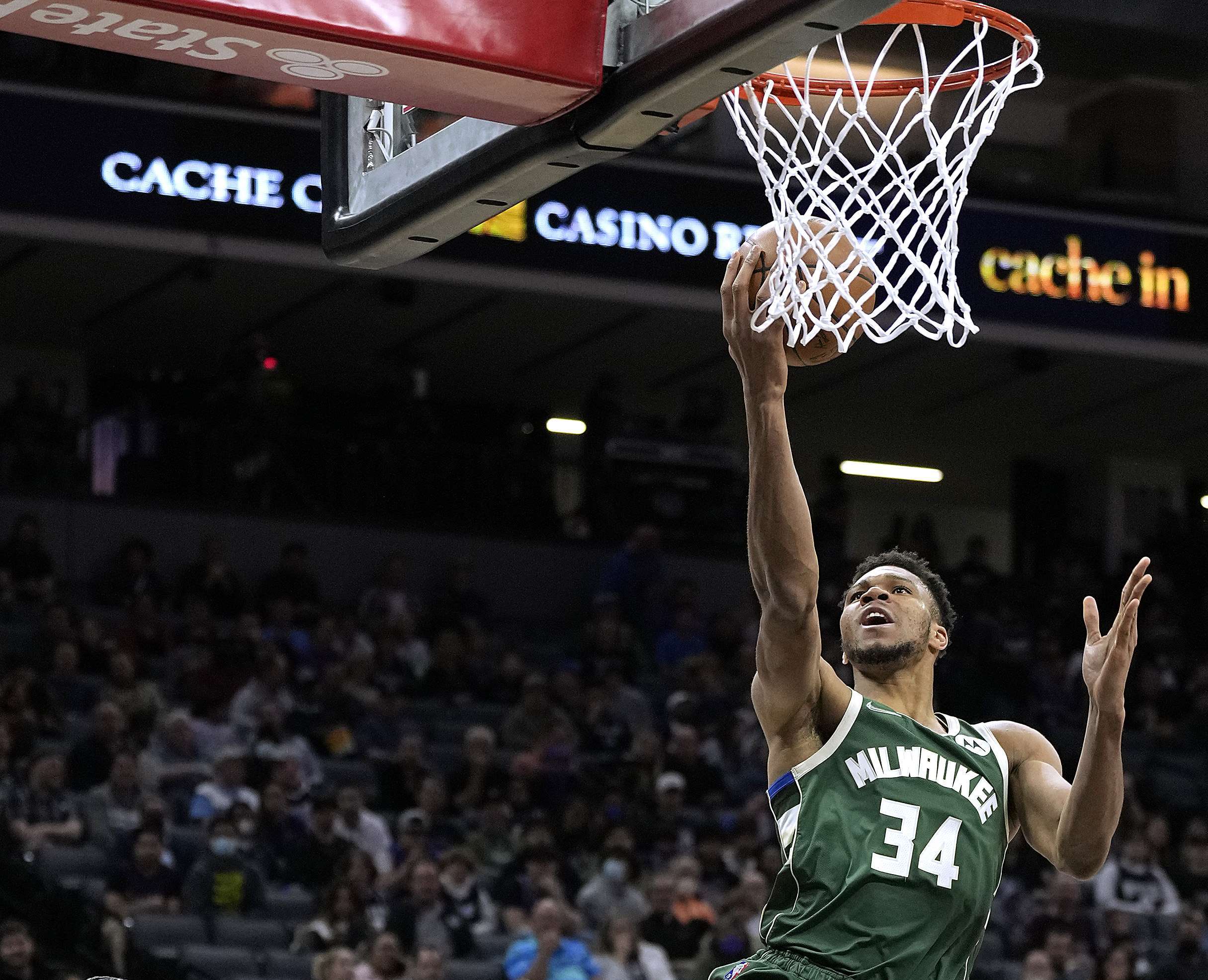 Pemain andalan Milwaukee Bucks, Giannis Antetokounmpo, melakukan aksi layu. 