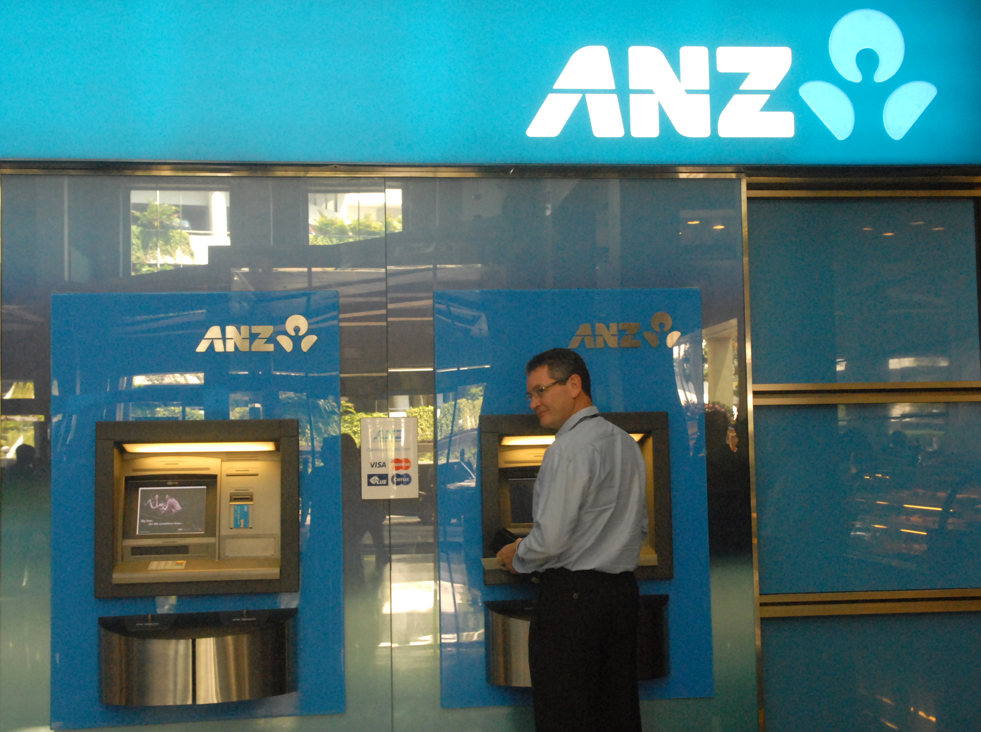 Seorang nasabah bertransaksi di anjungan tunai mandiri Australia and New Zealand Banking Group (ANZ) di Jakarta, Senin (23/3)