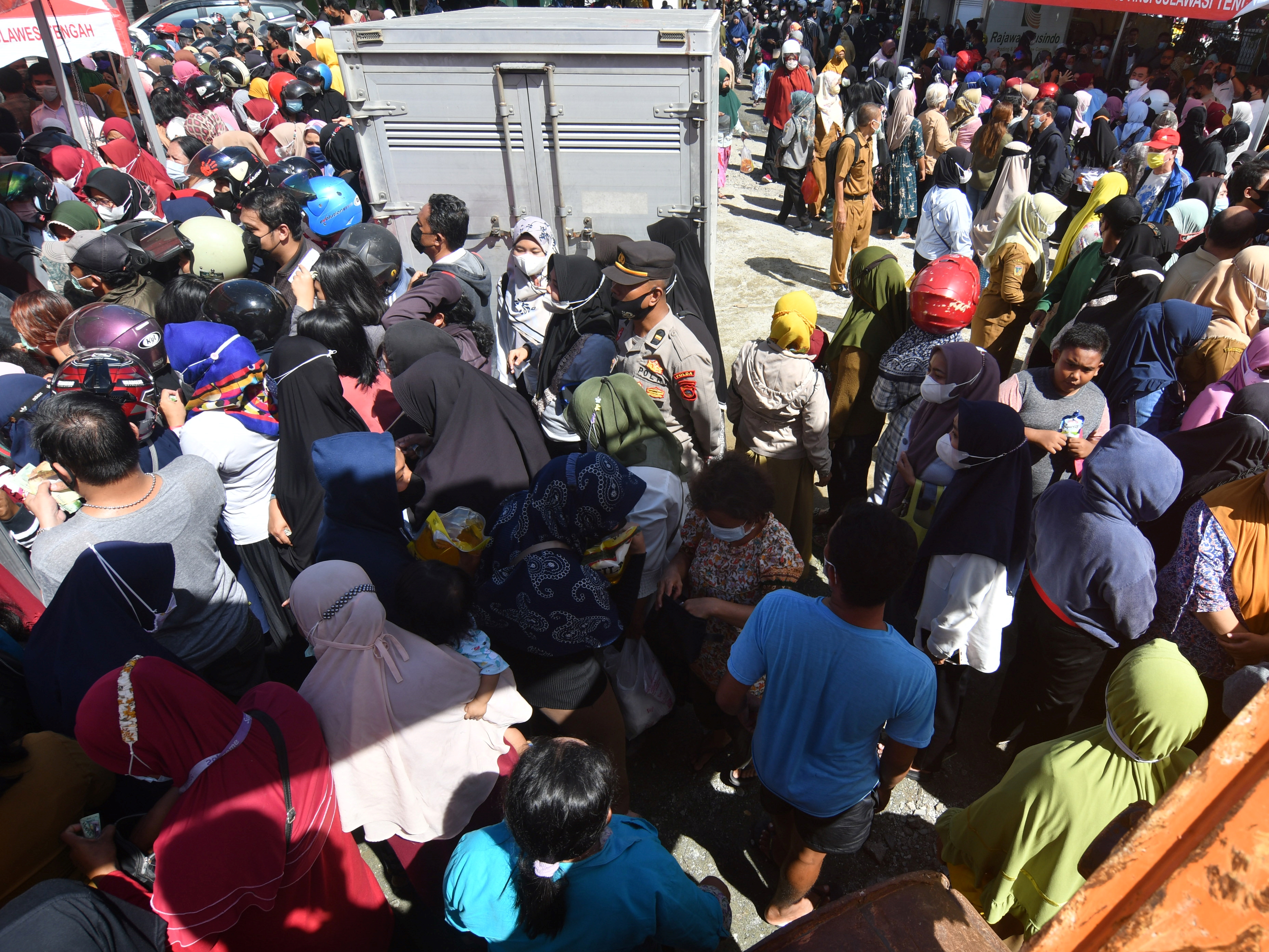 Warga mengantre saat membeli minyak goreng yang dijual di operasi pasar murah di Palu, Sulawesi Tengah, Selasa (15/3/2022). 