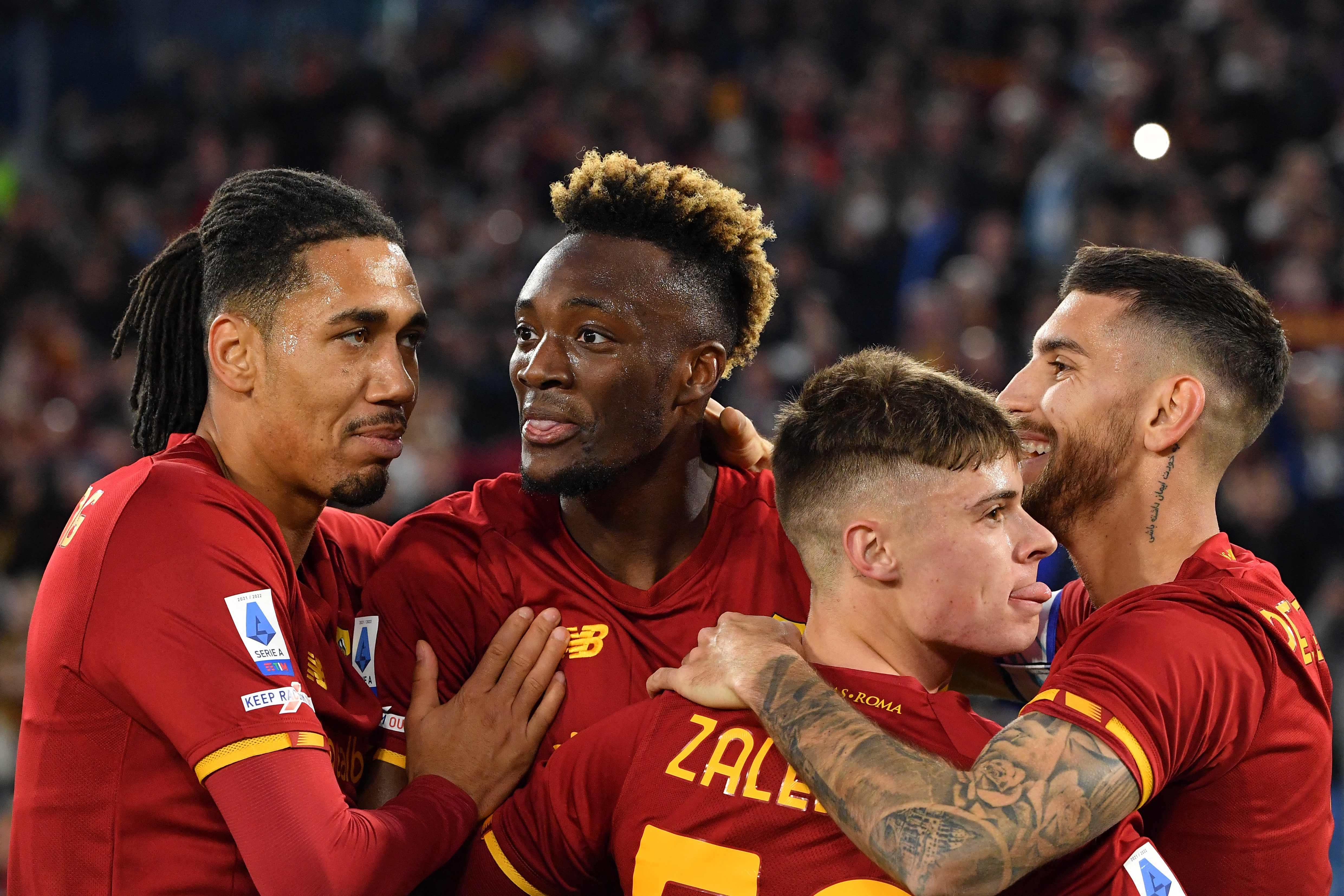 Penyerang AS Roma Tammy Abraham (kedua dari kiri) melakukan selebrasi usai mencetak gol ke gawang Lazio di laga Serie A.
