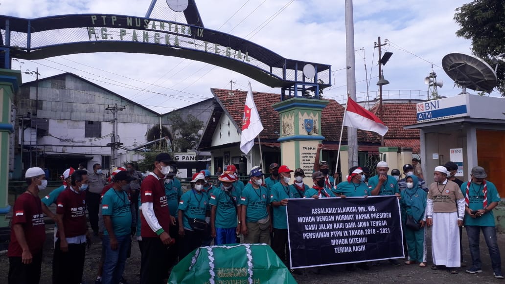 Ratusan pensiunan PTPN IX bersiap berangkat dengan cara jalan kaki ke Jakarta