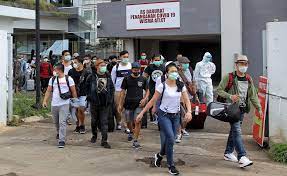 Pasien yang sudah sembuh dari covid-19 diizinkan pulang dari RS Darurat Wisma Atlet Kemayoran Jakarta.