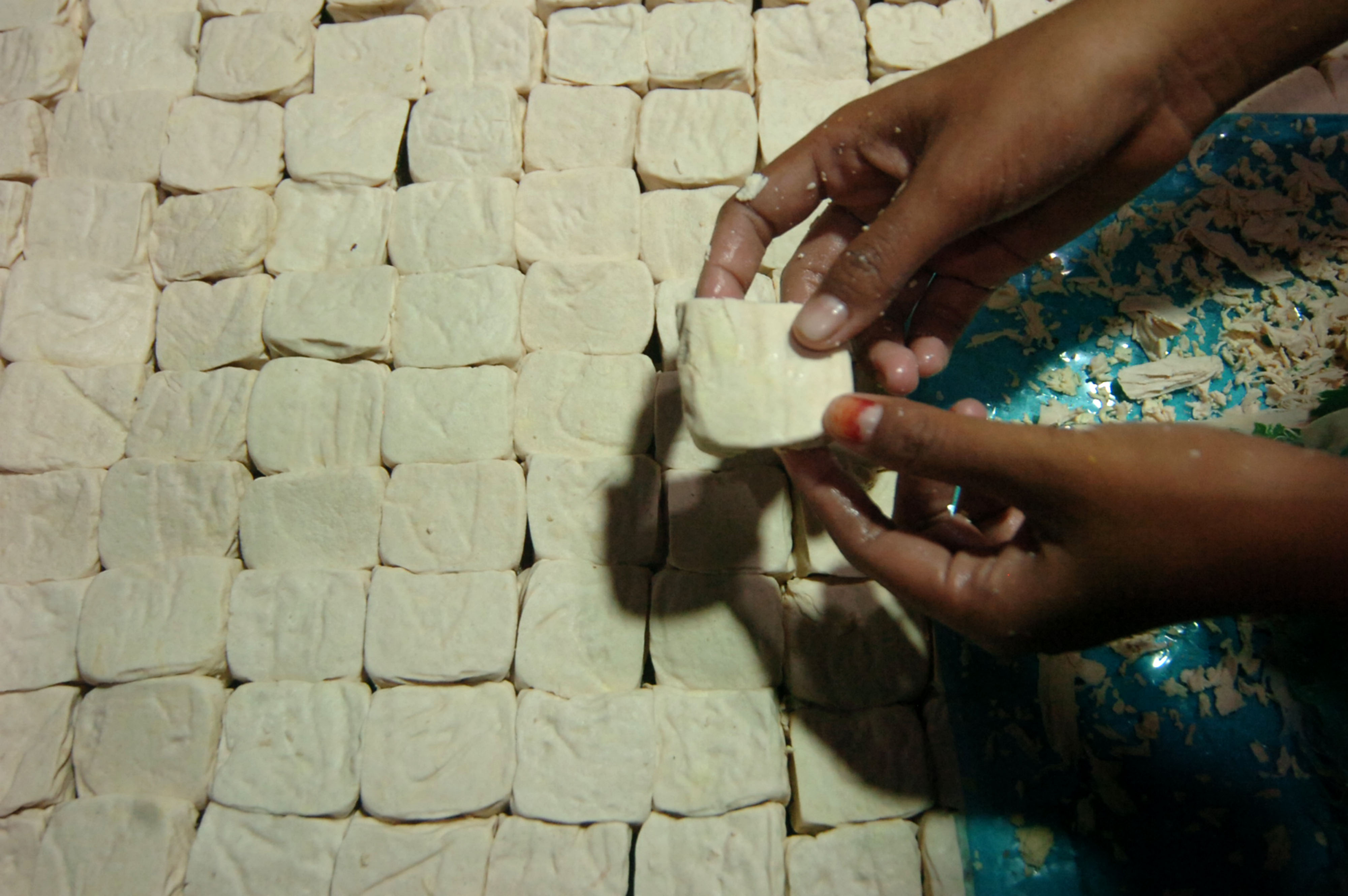 Pekerja membuat tahu di Rumah produksi tahu, Tegal, Jawa Tengah