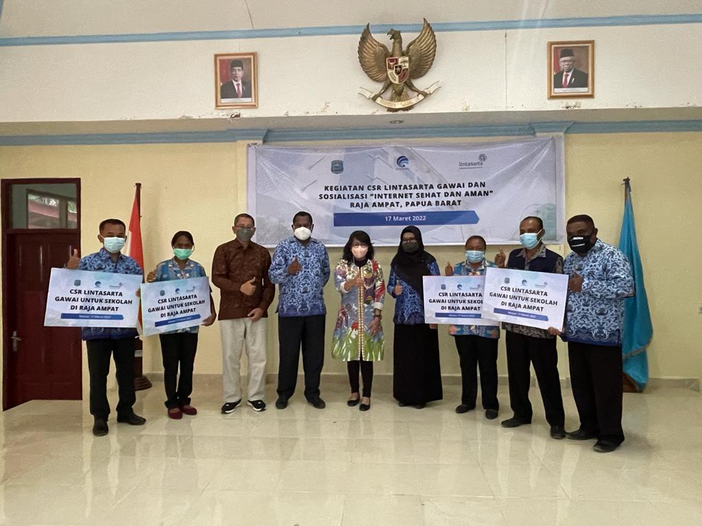 Penyerahan bantuan CSR Lintasarta Gawai kepada sekolah-sekolah di Papua.