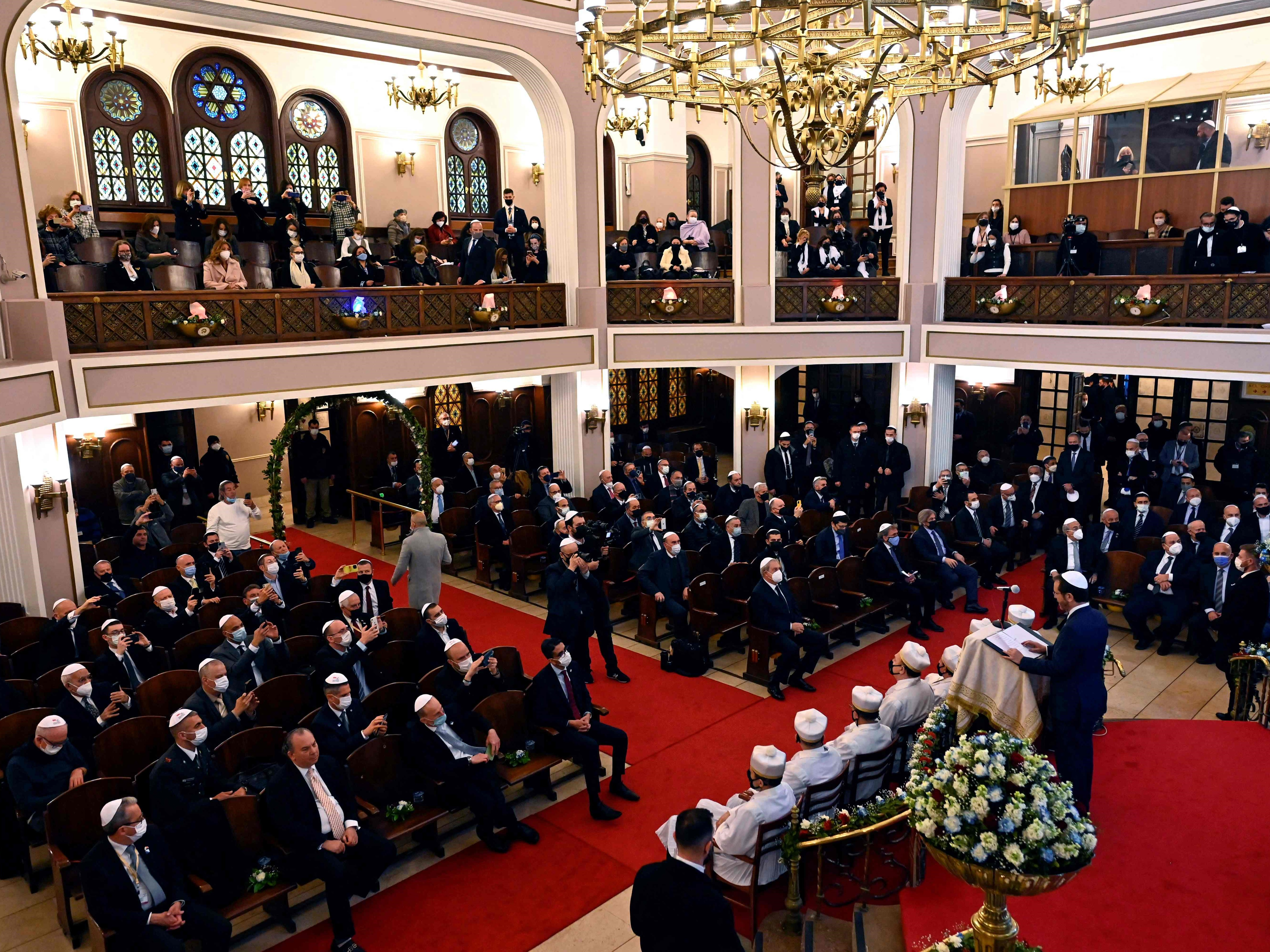 Presiden Israel Isaac Herzog (kanan, bawah) berbicara saat menghadiri upacara di Sinagog Neve Shalom di Istanbul, pada 10 Maret 2022.