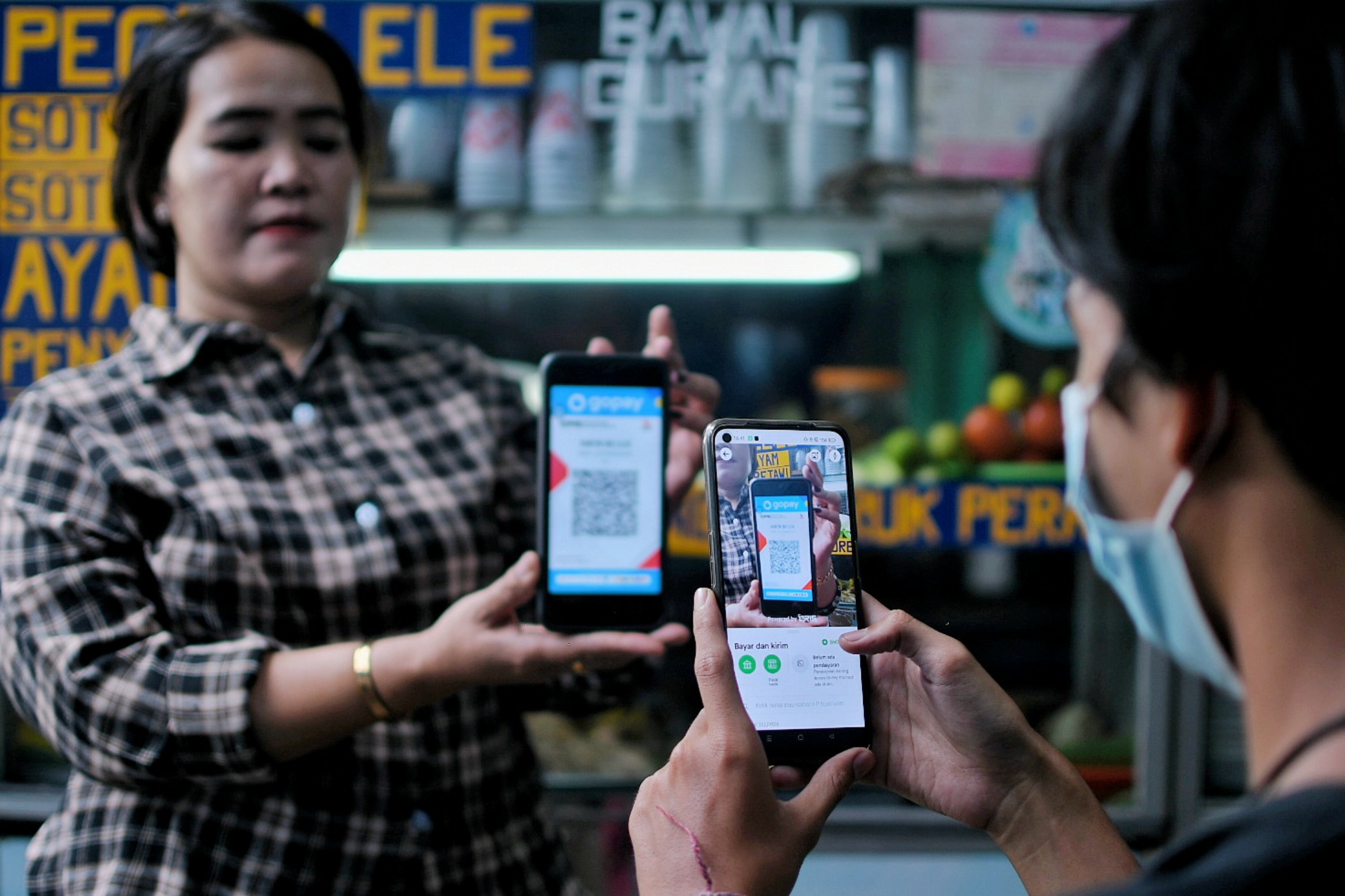 Warga saat melakukan transaksi digital di Jakart. 