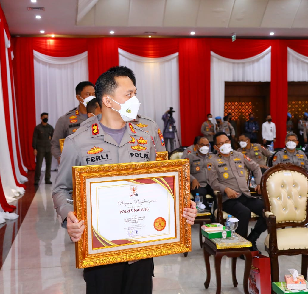 Kapolres Malang AKB Ferli Hidayat saat menerima penghargaan pelayanan prima terbaik dari Menteri PAN-RB